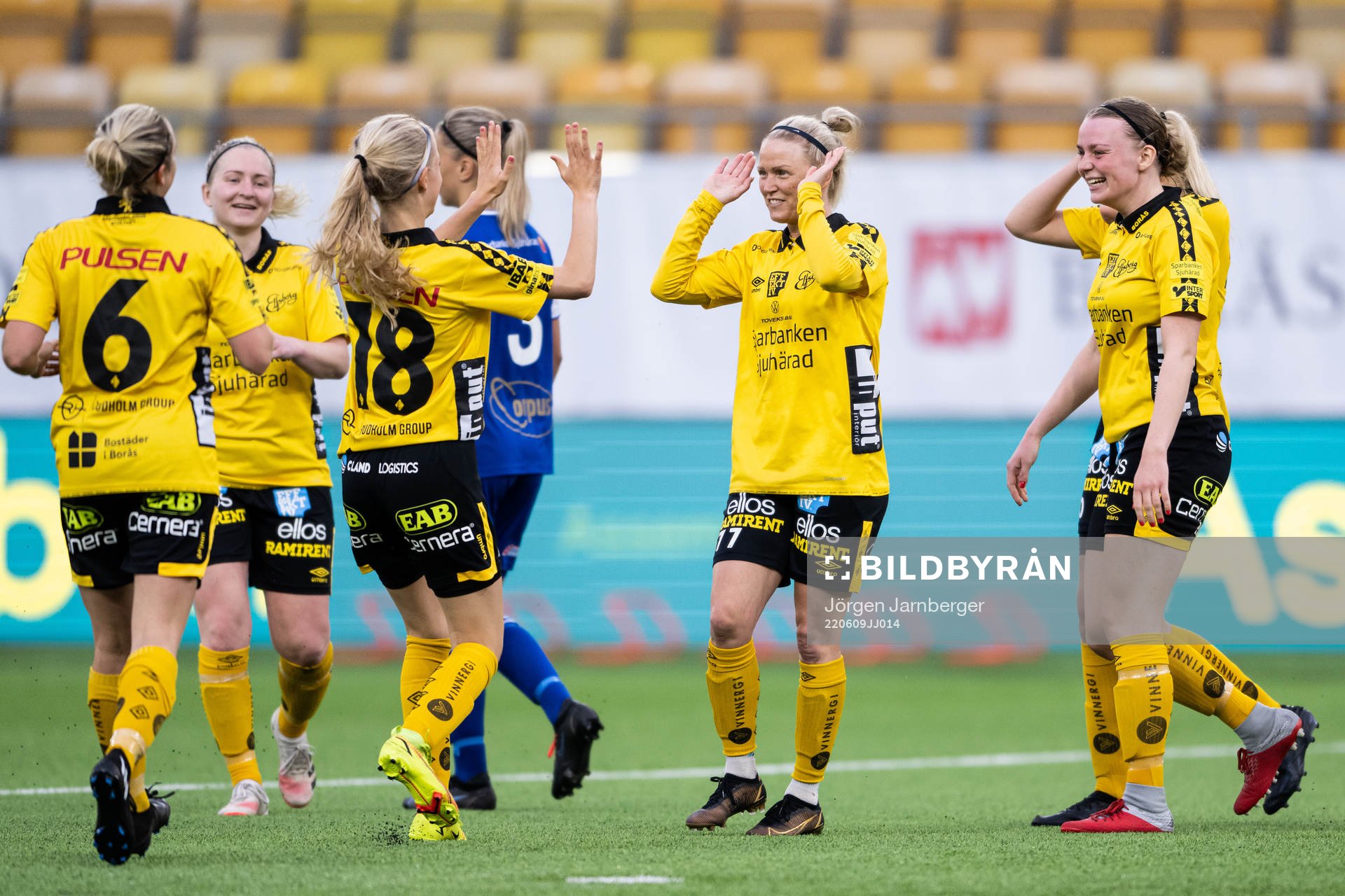 Elfsborgs Sara Jardving och Leann Nyström jublar