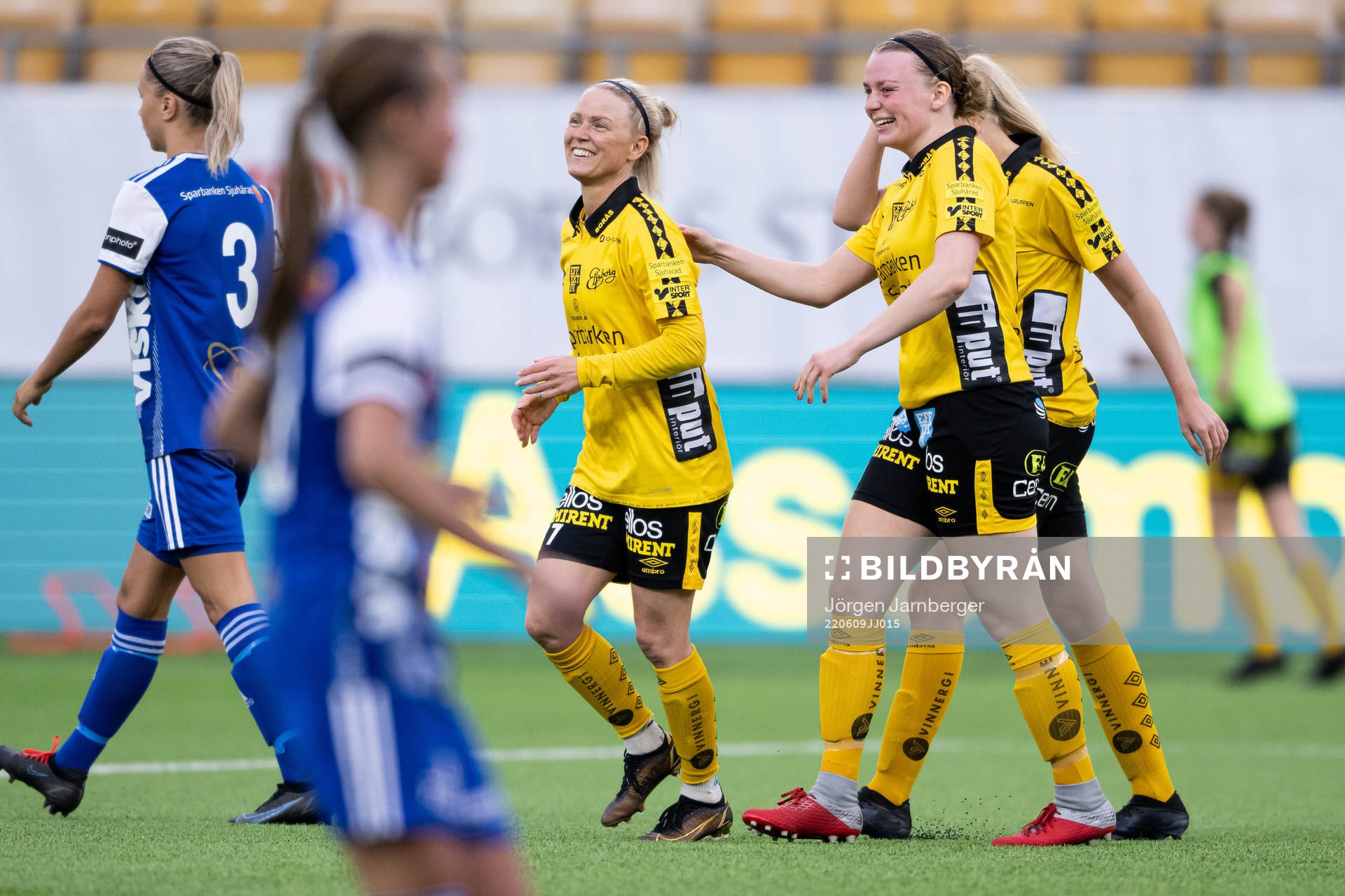 Elfsborgs Sara Jardving och Leann Nyström jublar