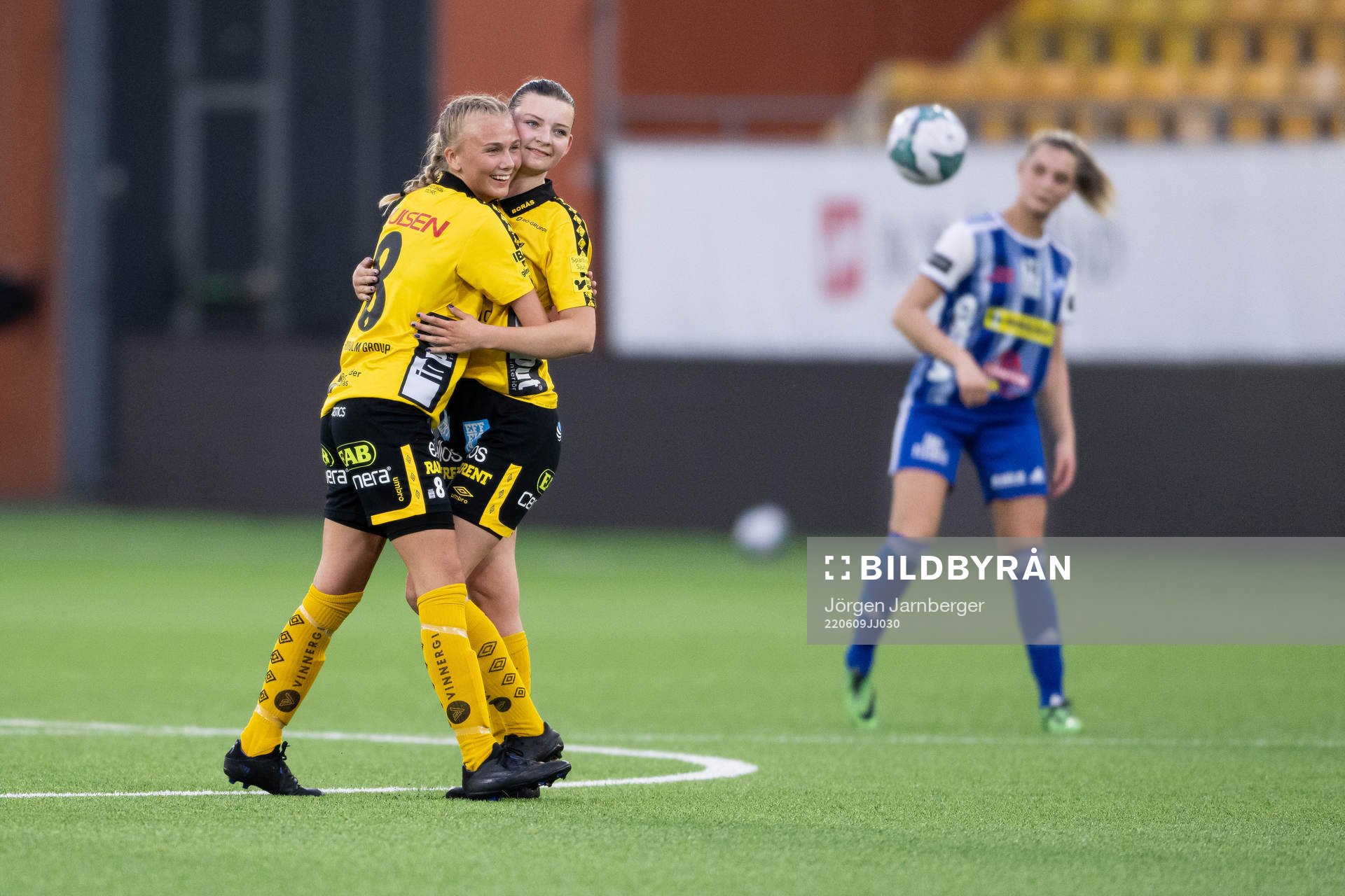 Elfsborgs Linn Sångberg och Ida Backlund jublar