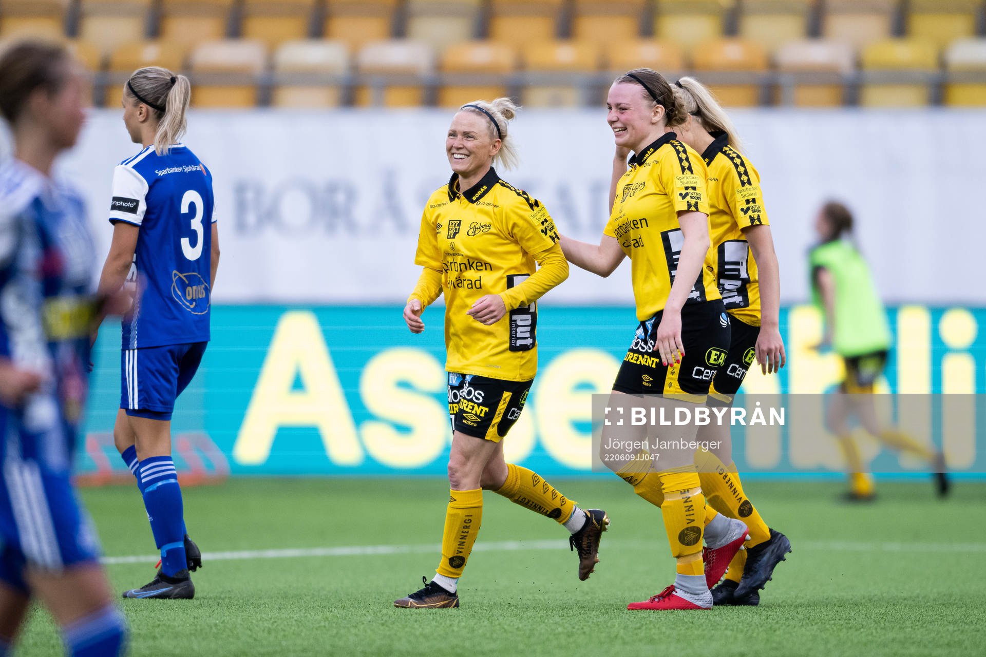Elfsborgs Sara Jardving jublar med Leann Nyström