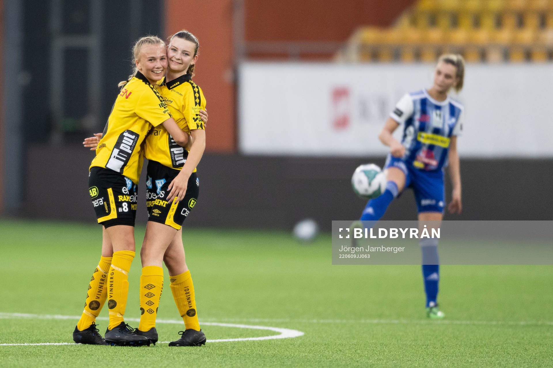 Elfsborgs Linn Sångberg och Ida Backlund jublar