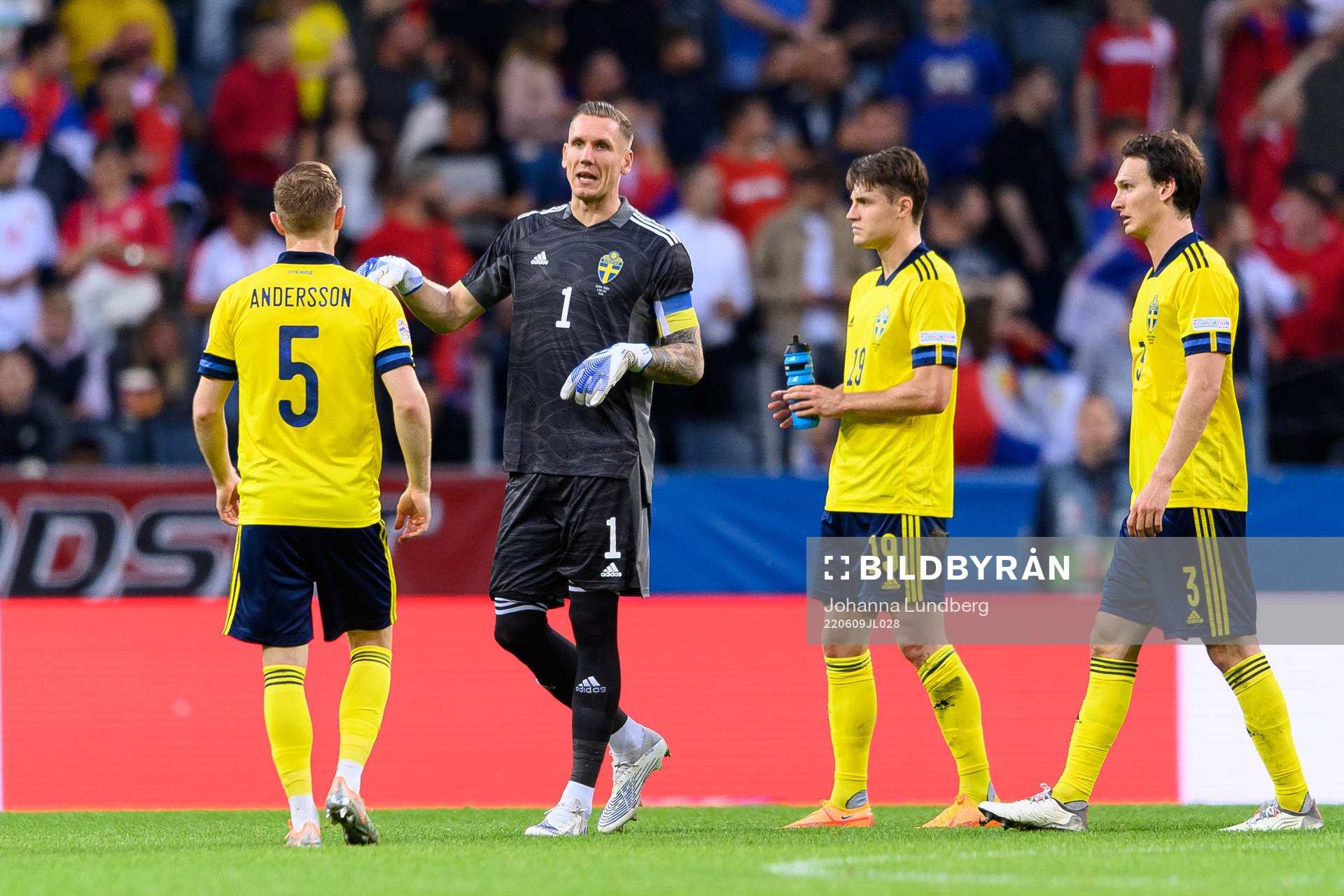 goalkeeper Robin Olsen of Sweden talks to his teammates