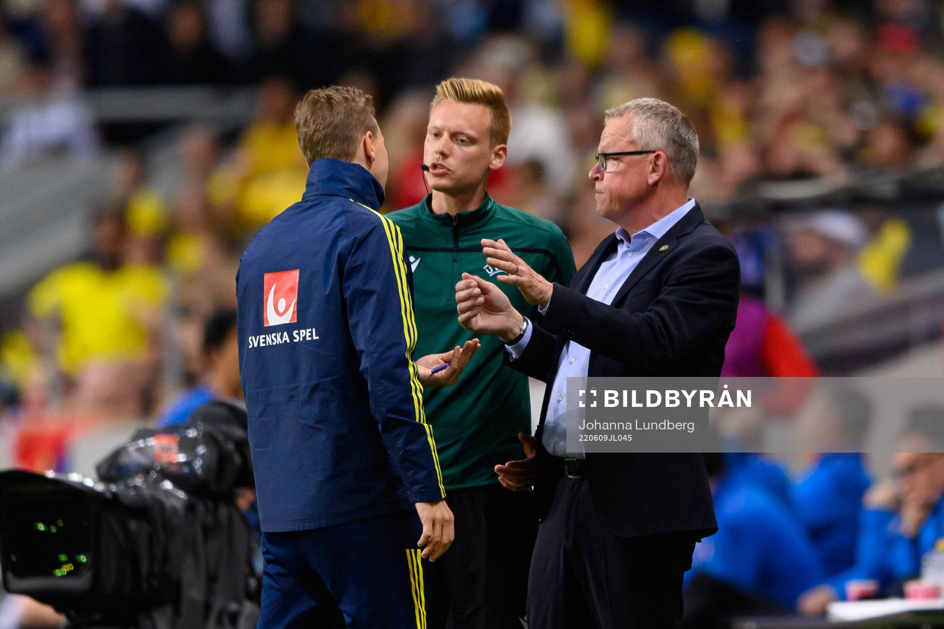 Head coach Janne Andersson of Sweden talks to the forth