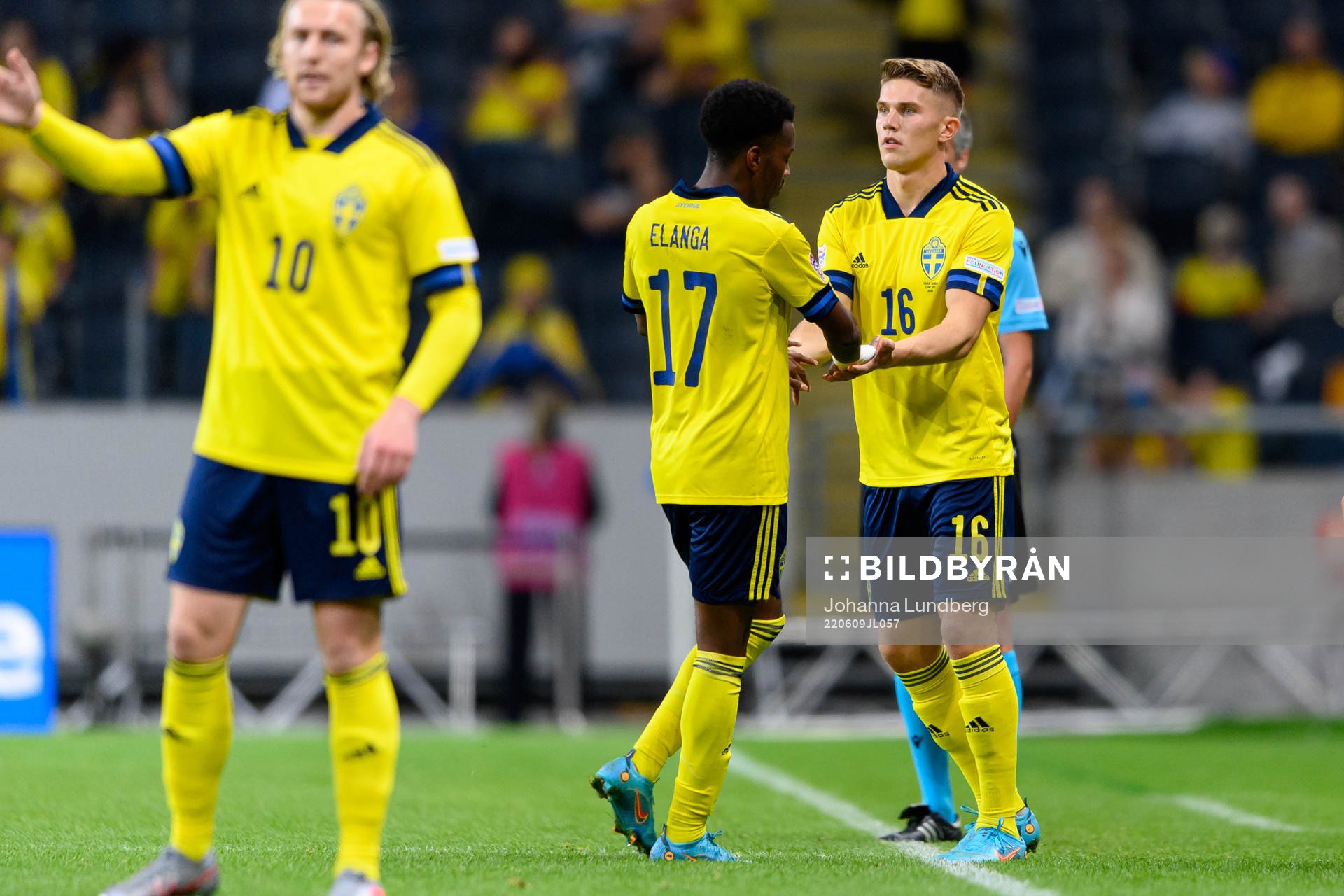 Anthony Elanga of Sweden is replaced by Viktor Gyökeres
