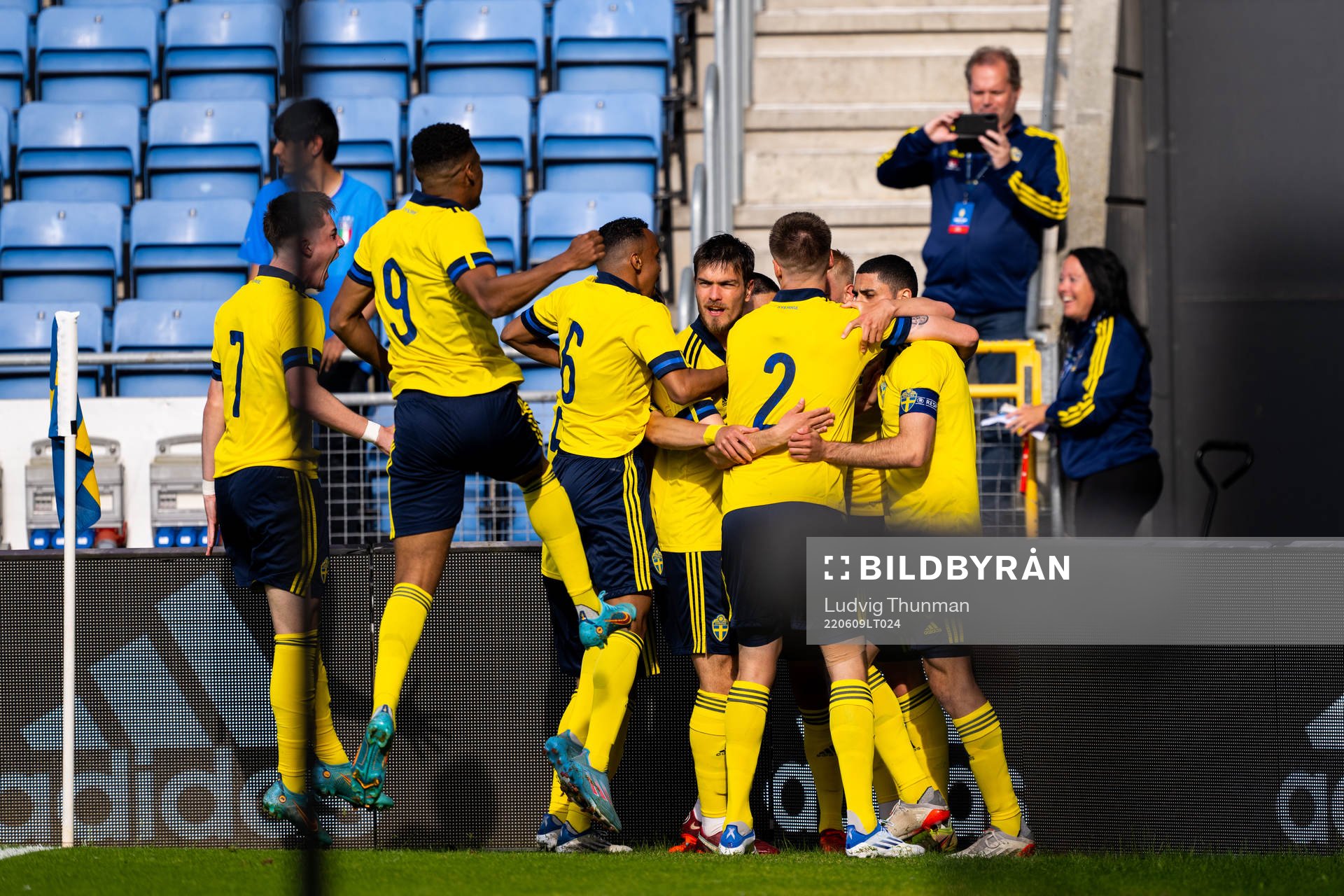 Carl Gustafsson celebrate with teammates