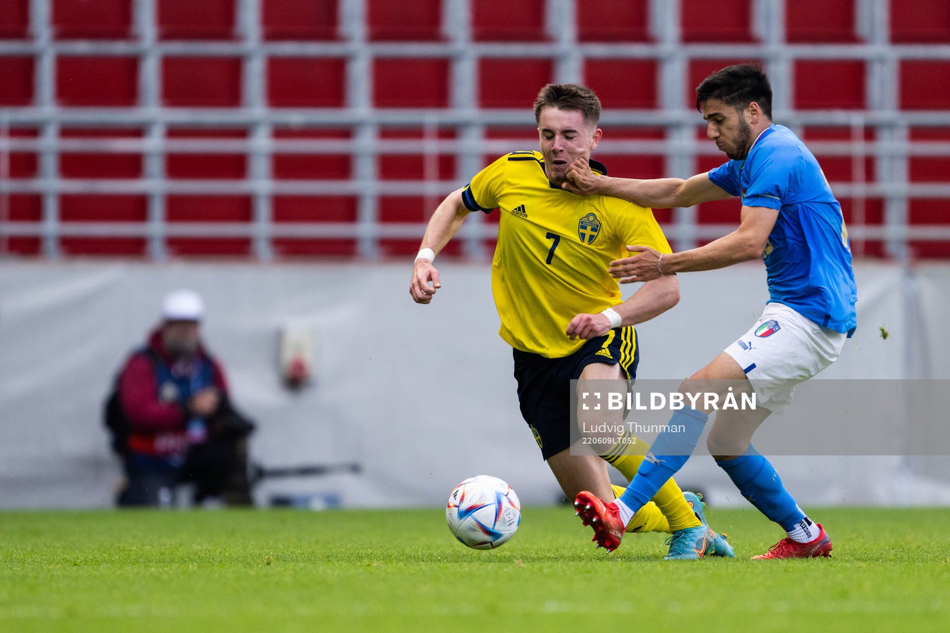 Patrik Wålemark of Sweden and Fabiano Parisi of Italy during the UEFA European Under-21 Qualifier football match between Sweden and Italy on June 9, 2022 in Helsingborg.
