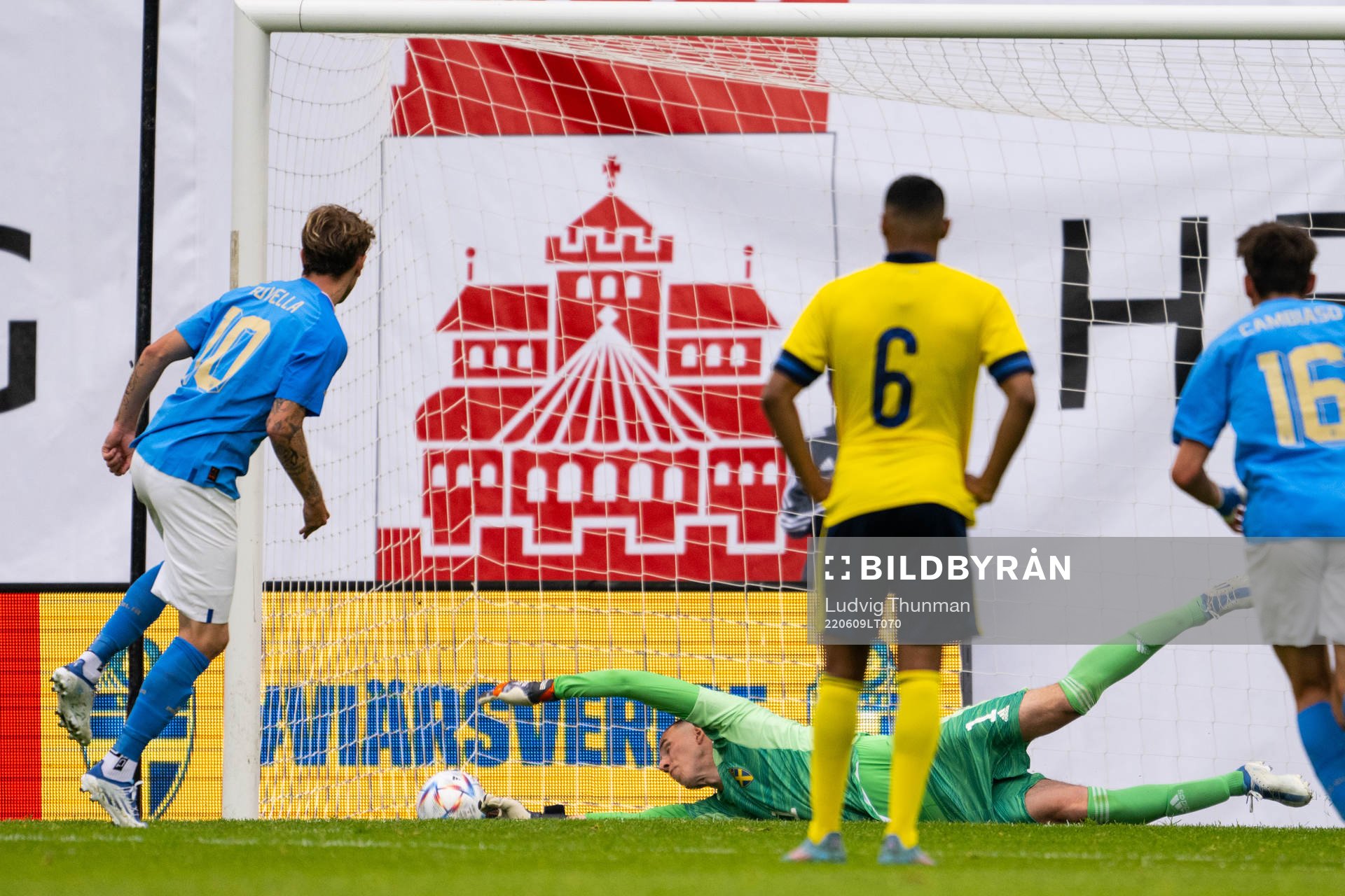 Nicolo Rovella of Italy scores 1-1