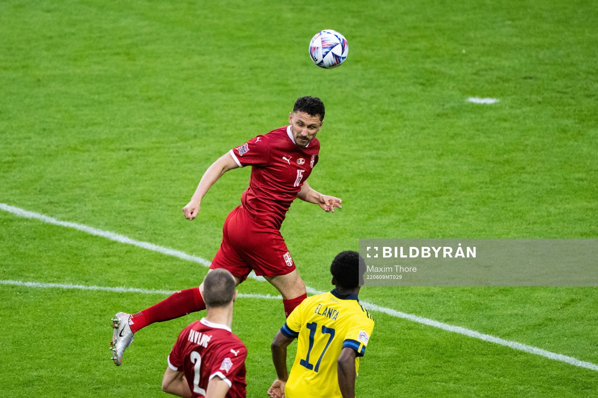 Milos Veljkovic of Serbia and Anthony Elanga of