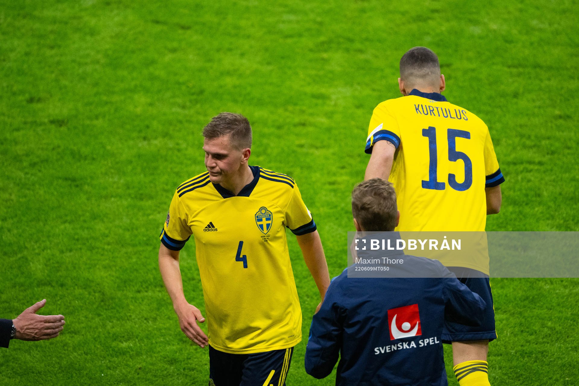 Joakim Nilsson changes with Edvin Kurtulus of Sweden