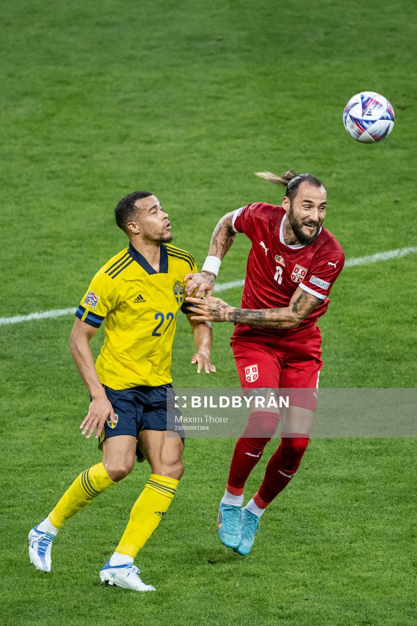 Robin Quaison of Sweden and Nemanja Gudelj of Serbia