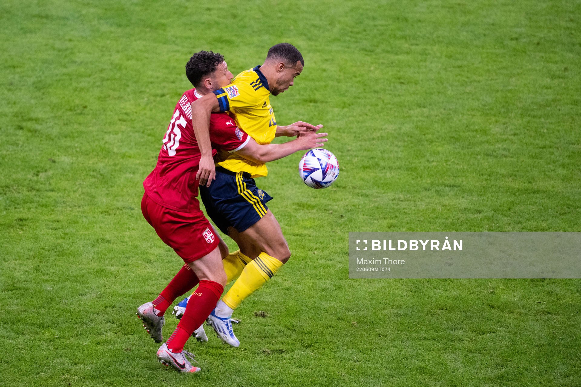 Milos Veljkovic of Serbia and Robin Quaison of Sweden