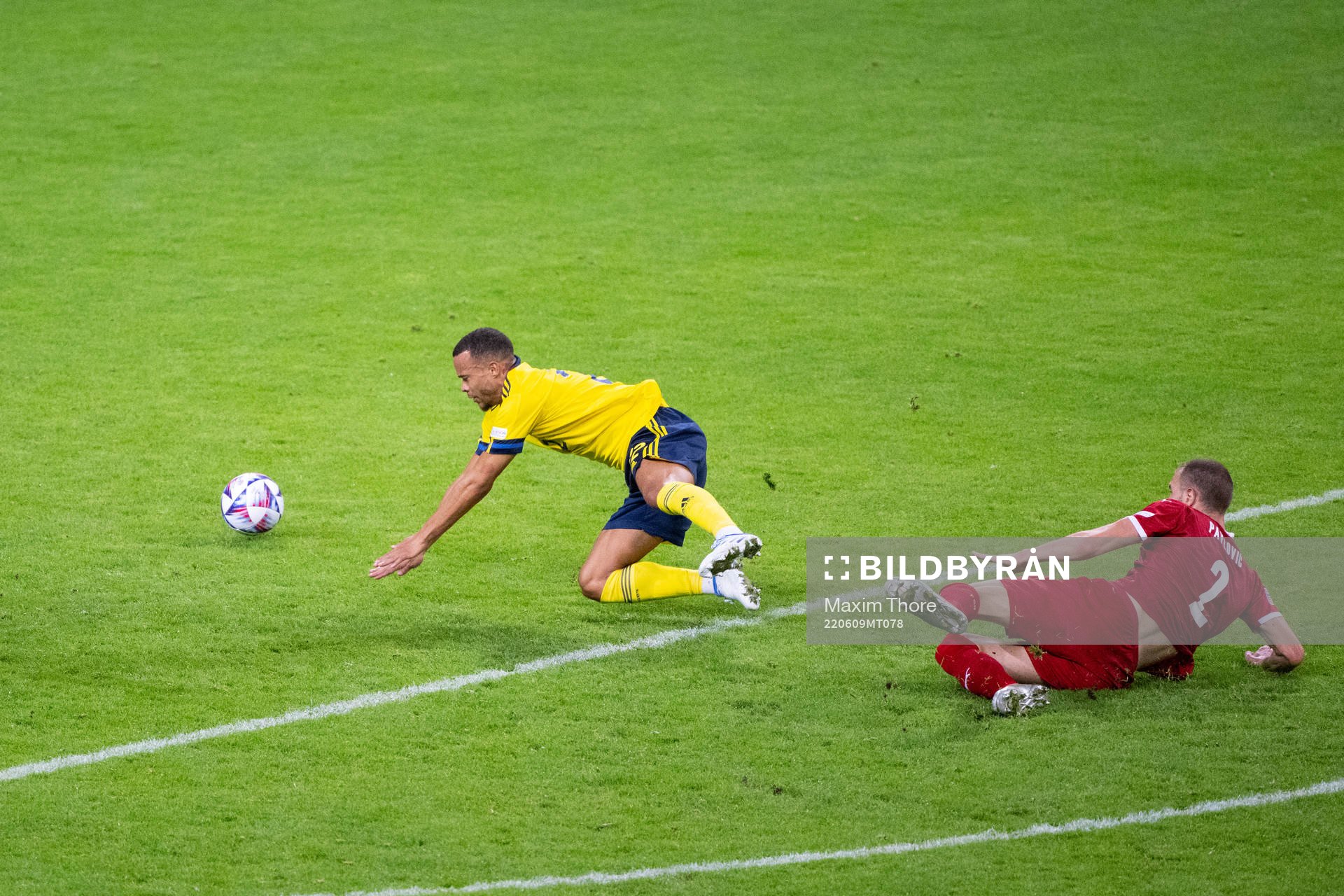 Robin Quaison of Sweden and Strahinja Pavlovic of Serbia