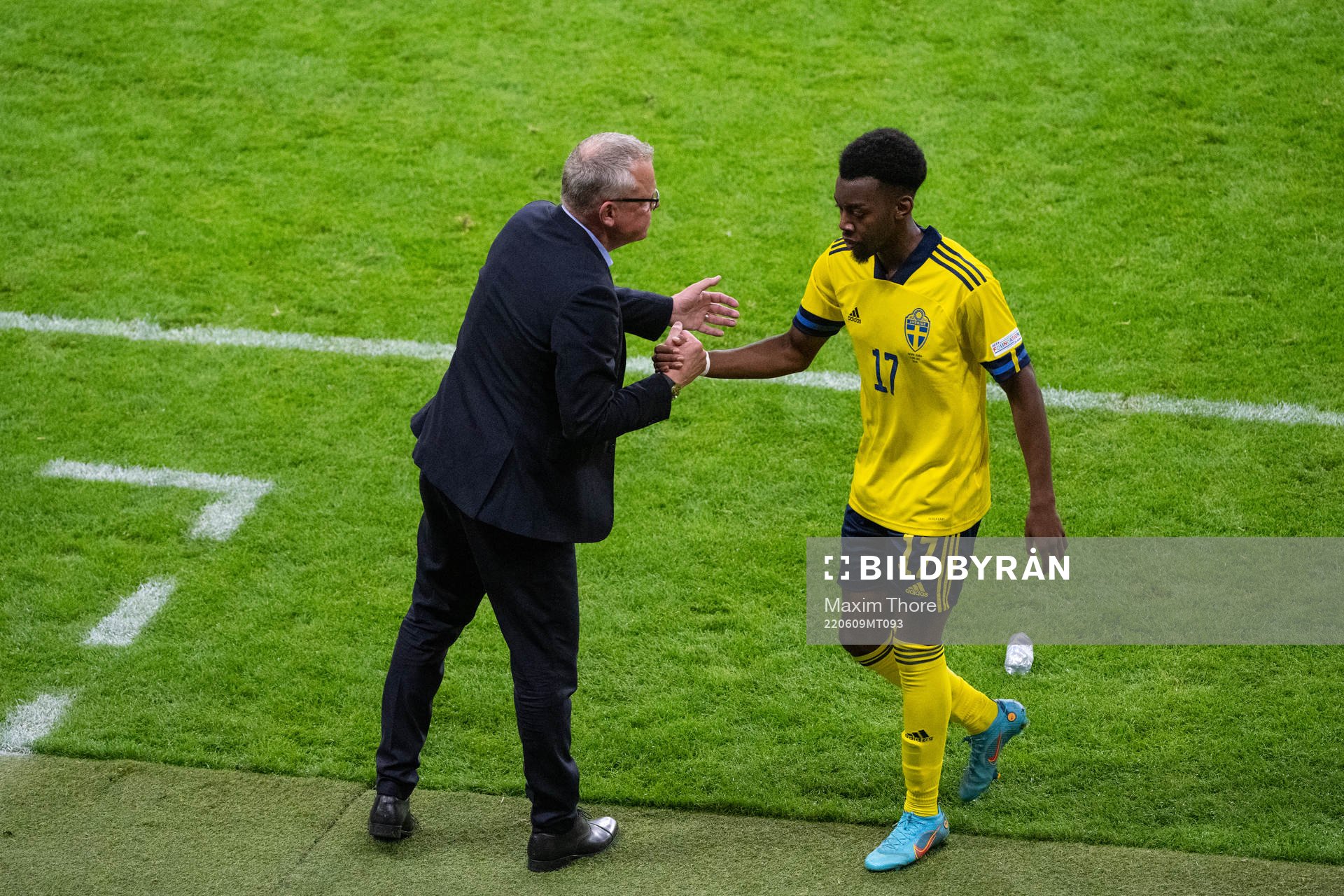 Head coach Janne Andersson and Anthony Elanga of Sweden
