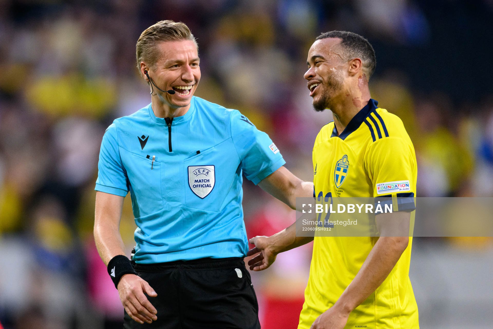 Referee Lawrence Visser and Robin Quaison of Sweden