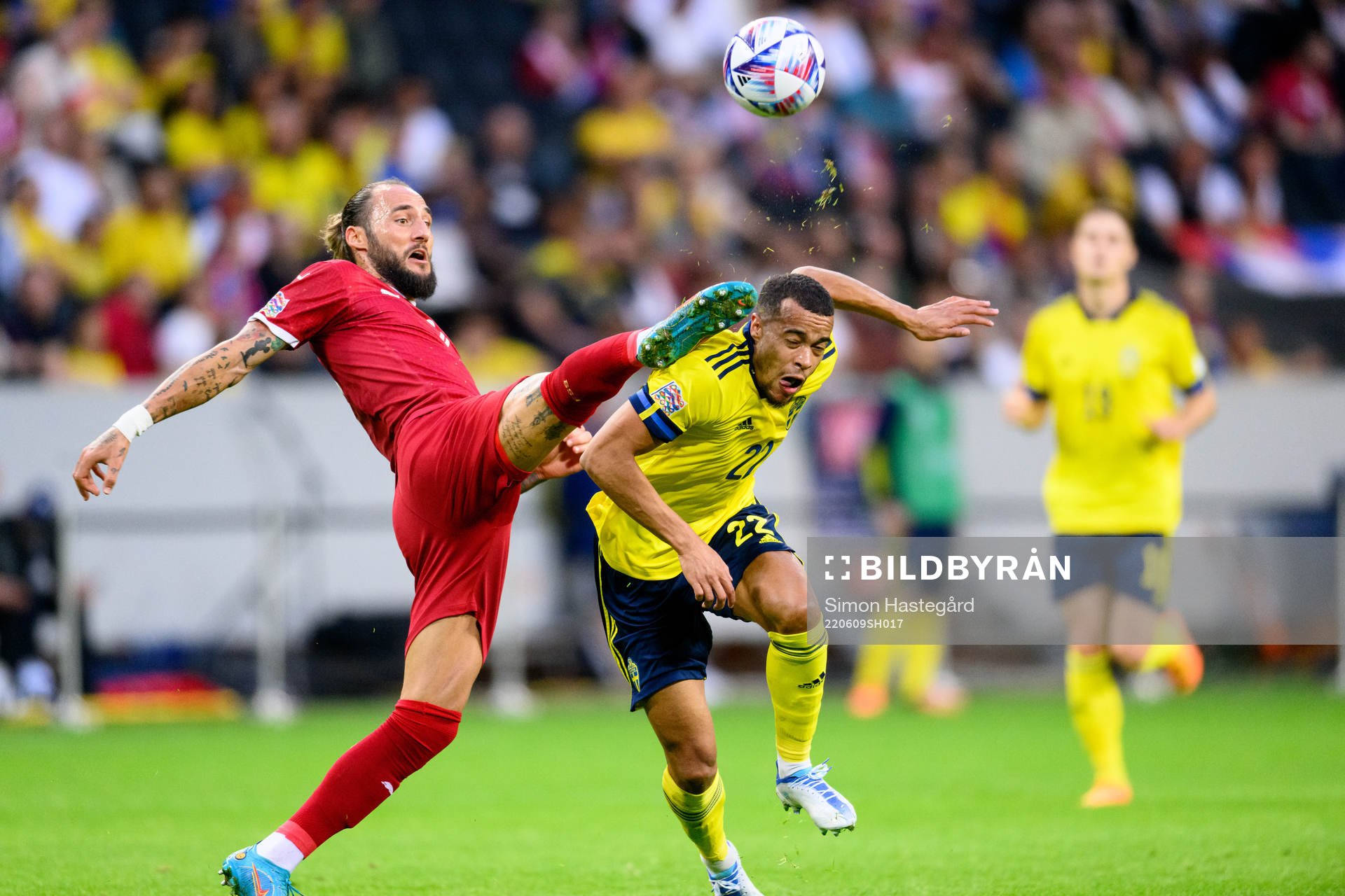 Nemanja Gudelj of Serbia and Robin Quaison of Sweden