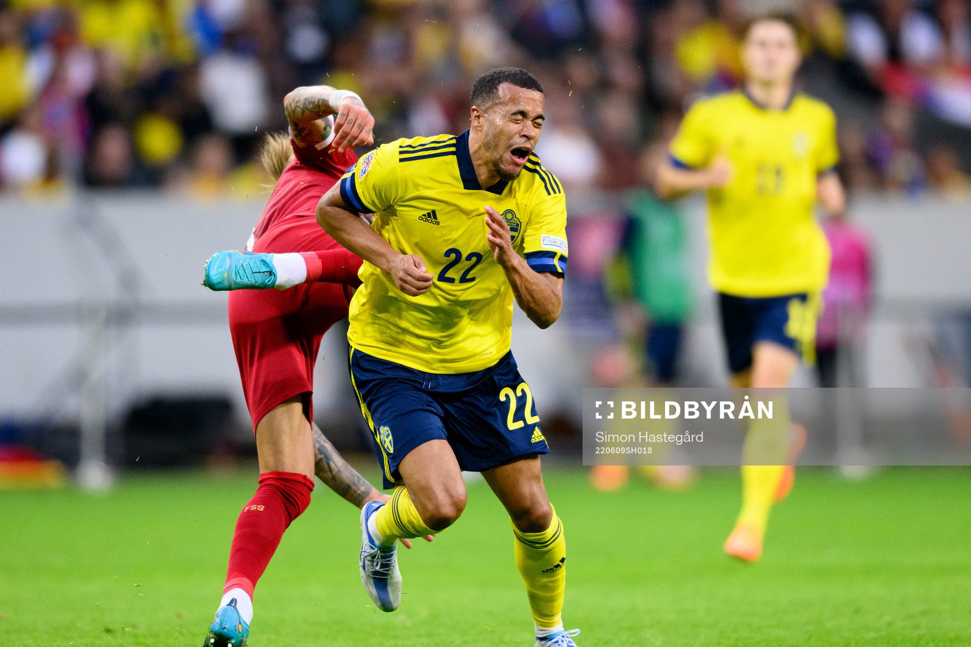 Nemanja Gudelj of Serbia and Robin Quaison of Sweden