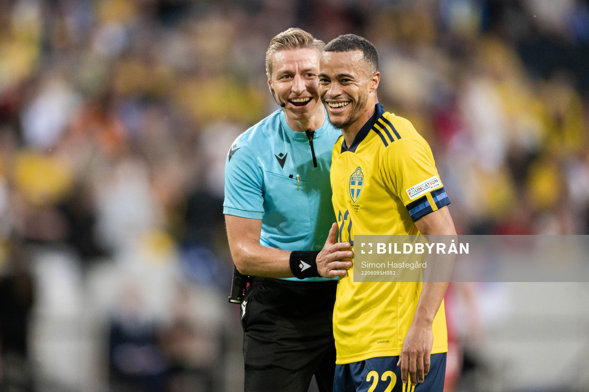 Referee Lawrence Visser and Robin Quaison of Sweden