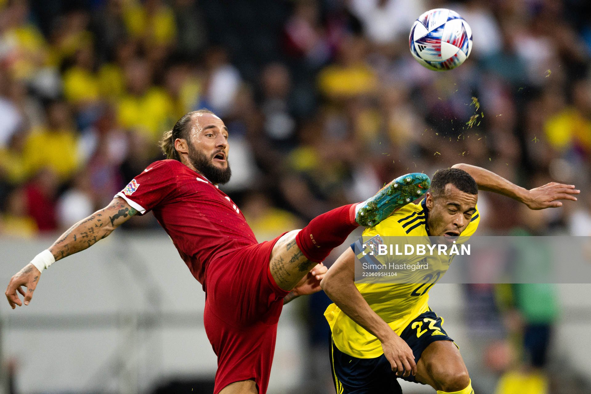 Nemanja Gudelj of Serbia and Robin Quaison of Sweden