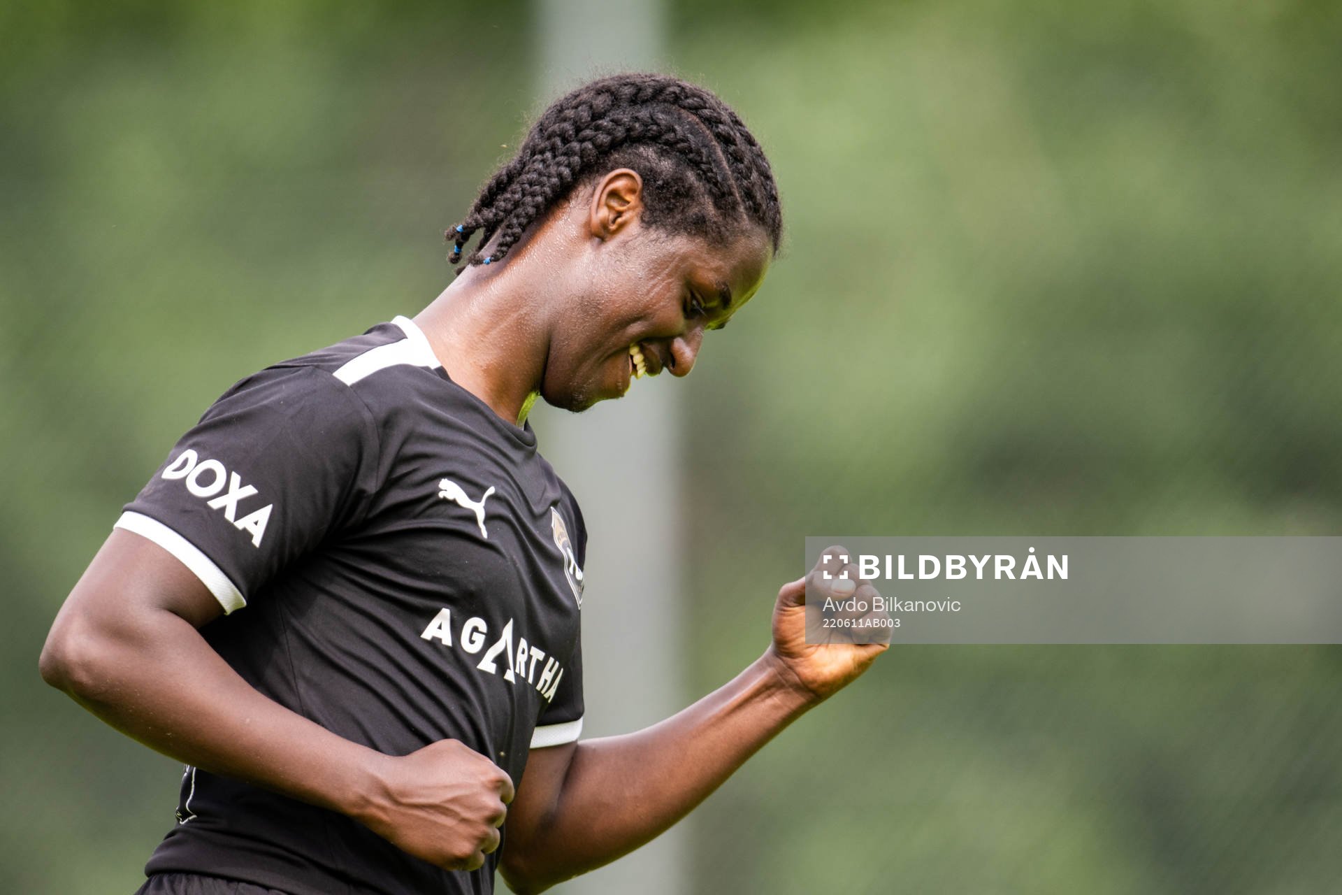 Bellevue's Bellevue Max'Med Omar Mohamed jublar under fotbollsmatchen i Div 4, Sydvästra Skåne, Herr, mellan Husie och Bellevue den 11 juni 2022 i Malmö. 
