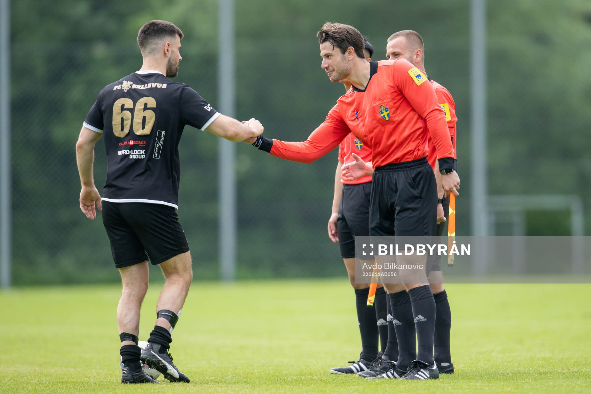 Bellevue Daniel Ramljak tackar domarna Ismar Huremovic, assisterande Alexander Albi och Thommy Vi efter fotbollsmatchen i Div 4, Sydvästra Skåne, Herr, mellan Husie och Bellevue den 11 juni 2022 i Malmö.