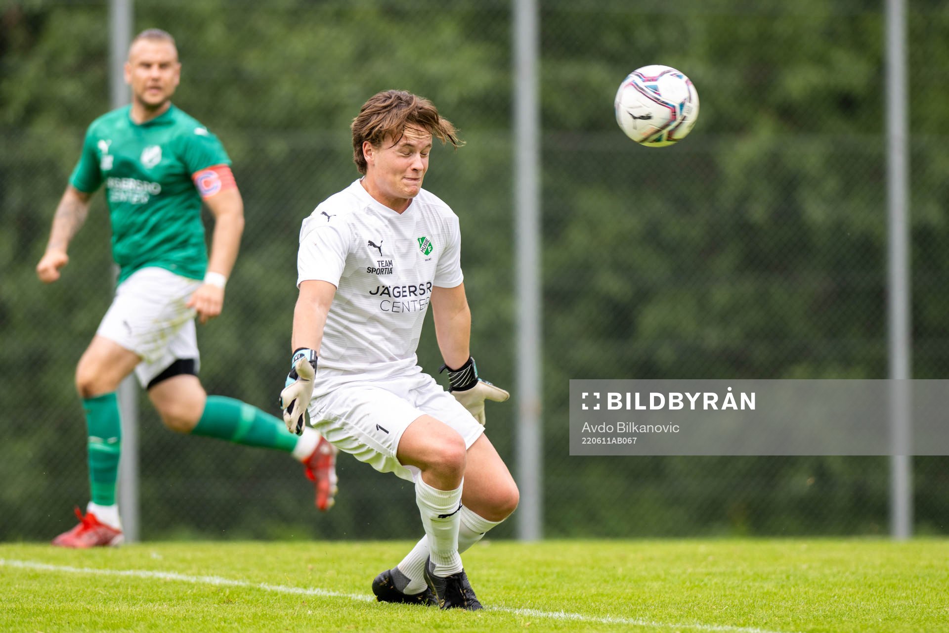 Husie målvakt Wilmer Magnusson under fotbollsmatchen i Div 4, Sydvästra Skåne, Herr, mellan Husie och Bellevue den 11 juni 2022 i Malmö.