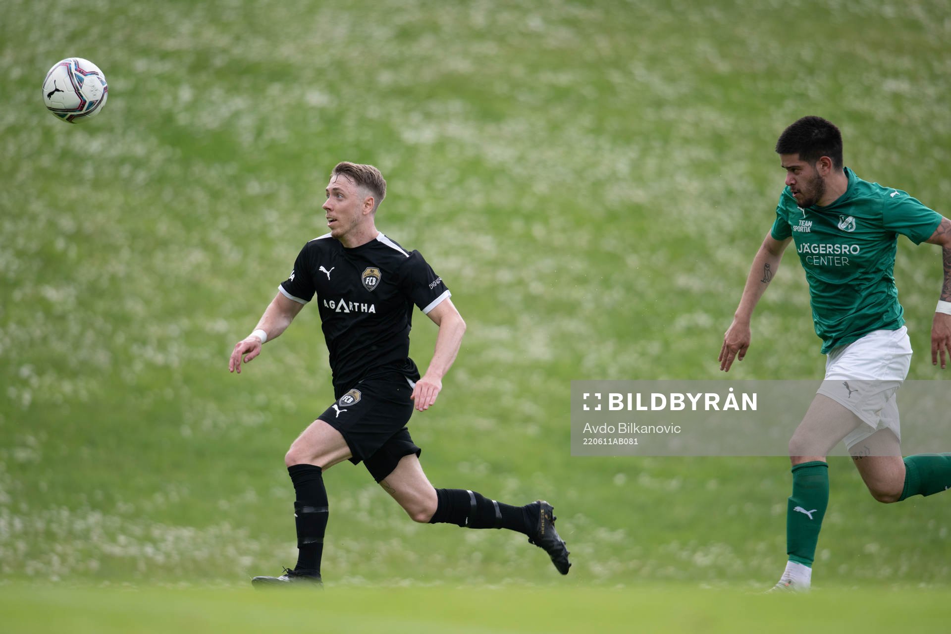 Bellevue Markus Jönsson jagas av Husie Giovanni Allende Opazo under fotbollsmatchen i Div 4, Sydvästra Skåne, Herr, mellan Husie och Bellevue den 11 juni 2022 i Malmö.