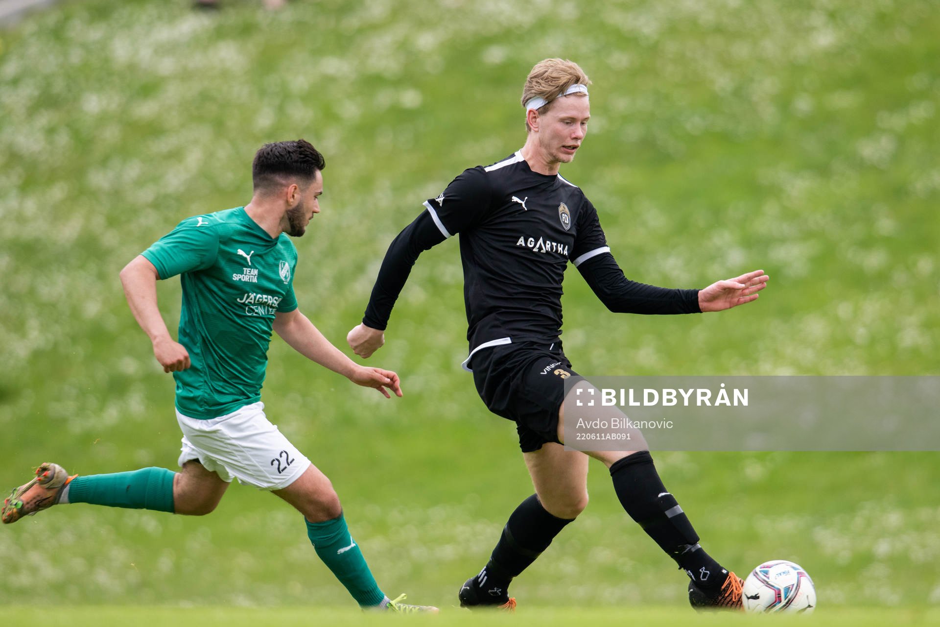 Husie Tarkan Simsek jagar Bellevue Daniel Uhrenholdt Dalgaard Jensen under fotbollsmatchen i Div 4, Sydvästra Skåne, Herr, mellan Husie och Bellevue den 11 juni 2022 i Malmö.