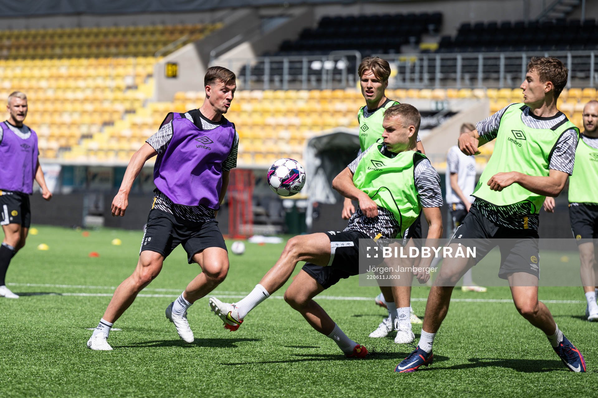 Simon Olsson, Gustav Henriksson och Gustaf Lagerbielke under en träning med Elfsborg den 11 juni 2022 i Borås. 