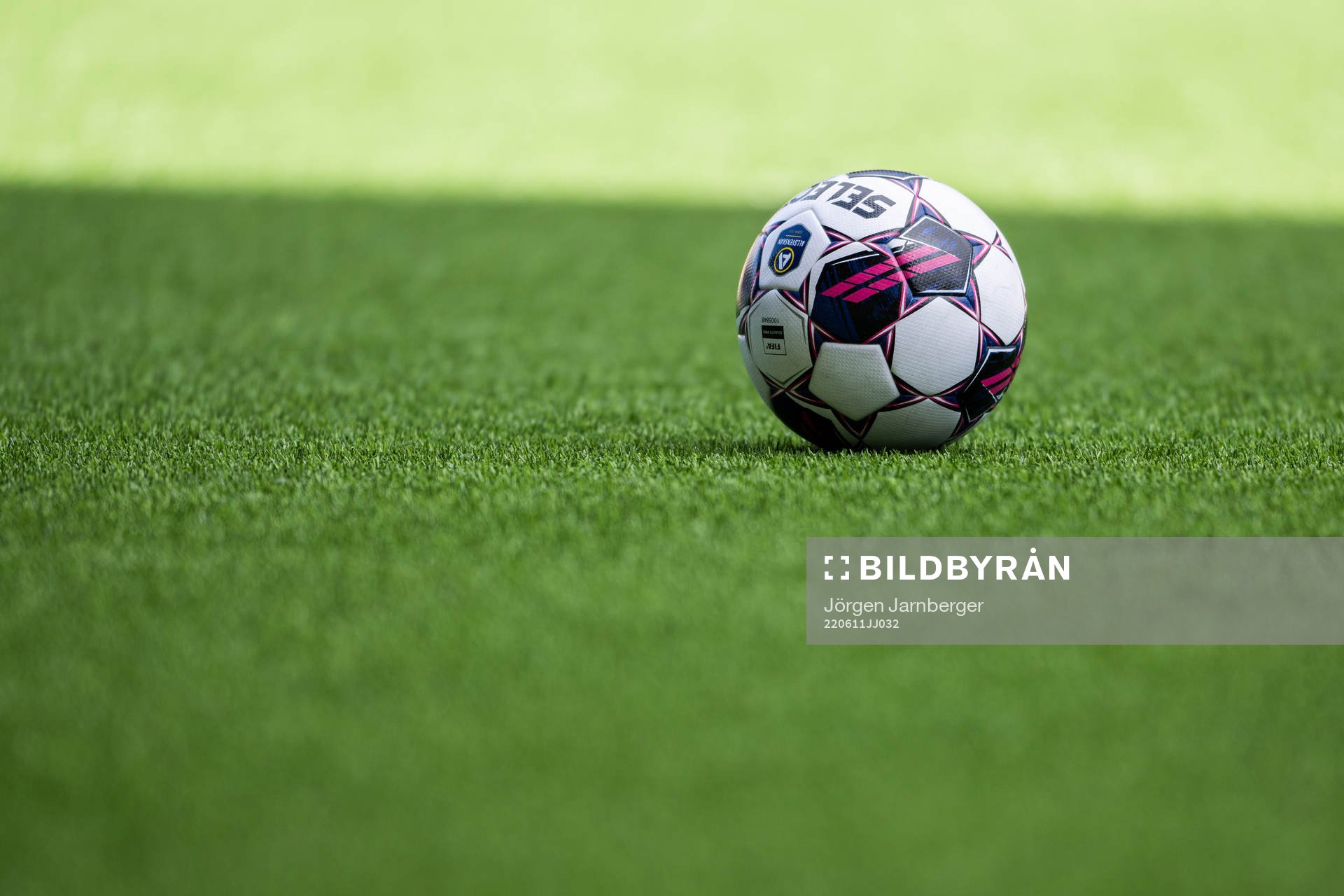 En fotboll på konstgräset