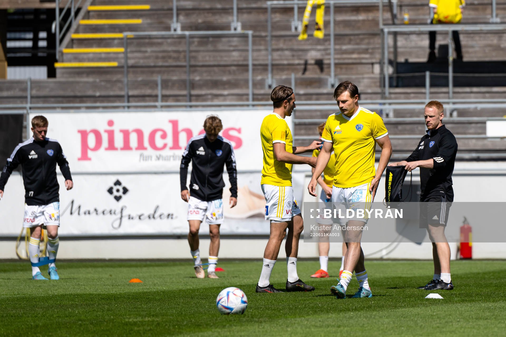 Falkenbergs Linus Dahl före fotbollsmatchen i Ettan södra