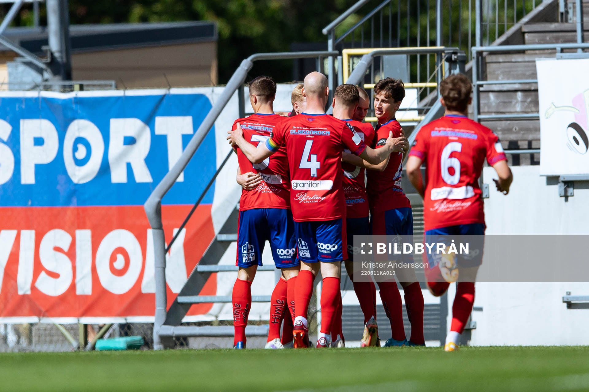 Tvååkers spelare jublar