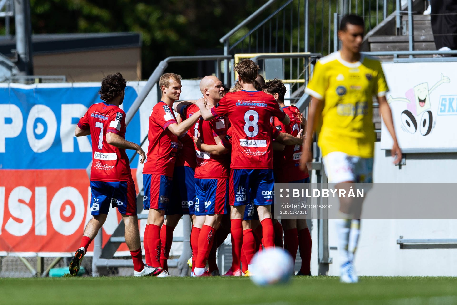 Tvååkers spelare jublar