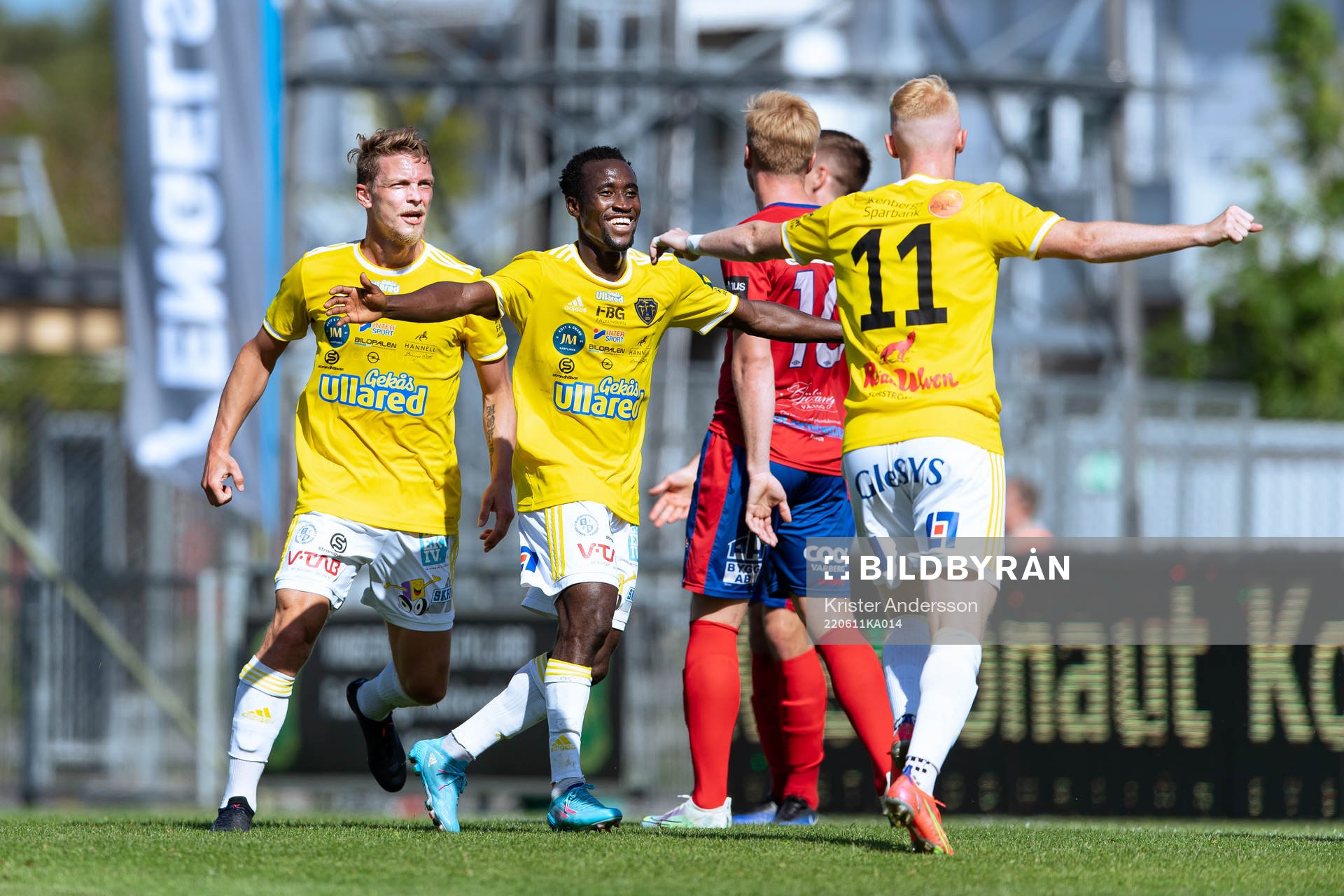 Falkenbergs Robin Hofsö och Godwin Aguda jublar