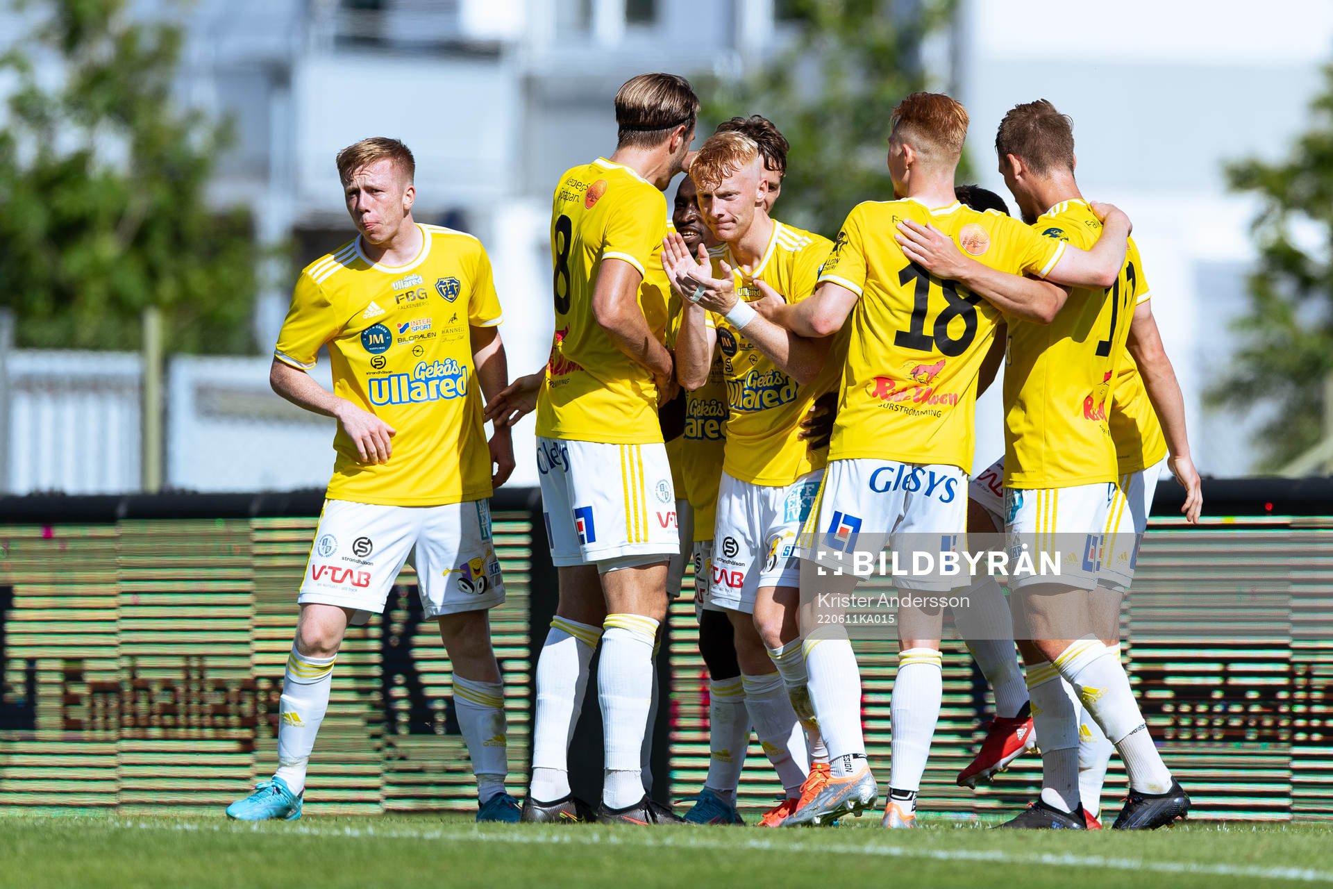 Falkenbergs Wilhelm Ärlig jublar med laget
