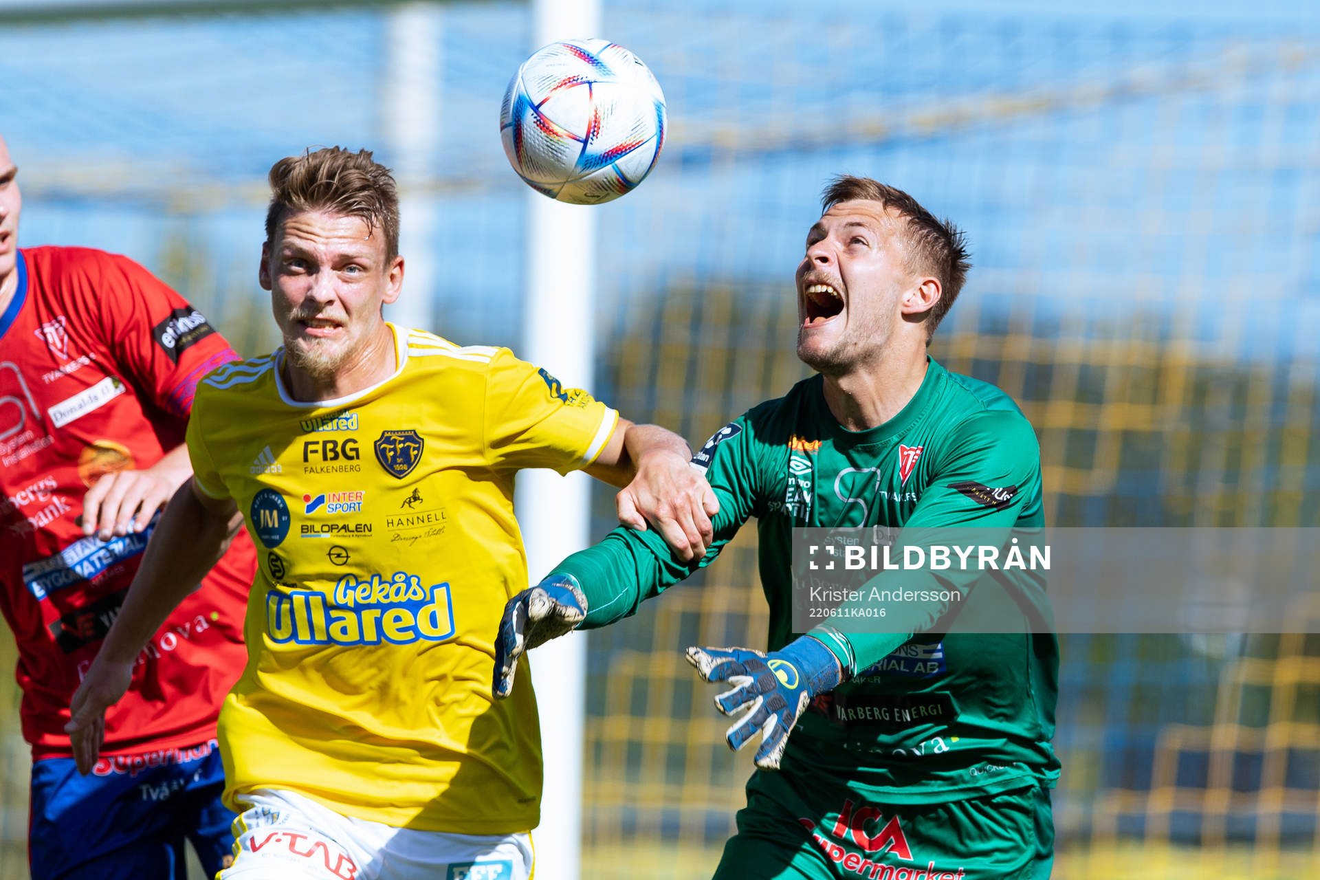 Falkenbergs Robin Hofsö och Tvååkers målvakt Anton Andersson under fotbollsmatchen i Ettan södra mellan Falkenberg och Tvååker den 11 juni 2022 i Falkenberg. 