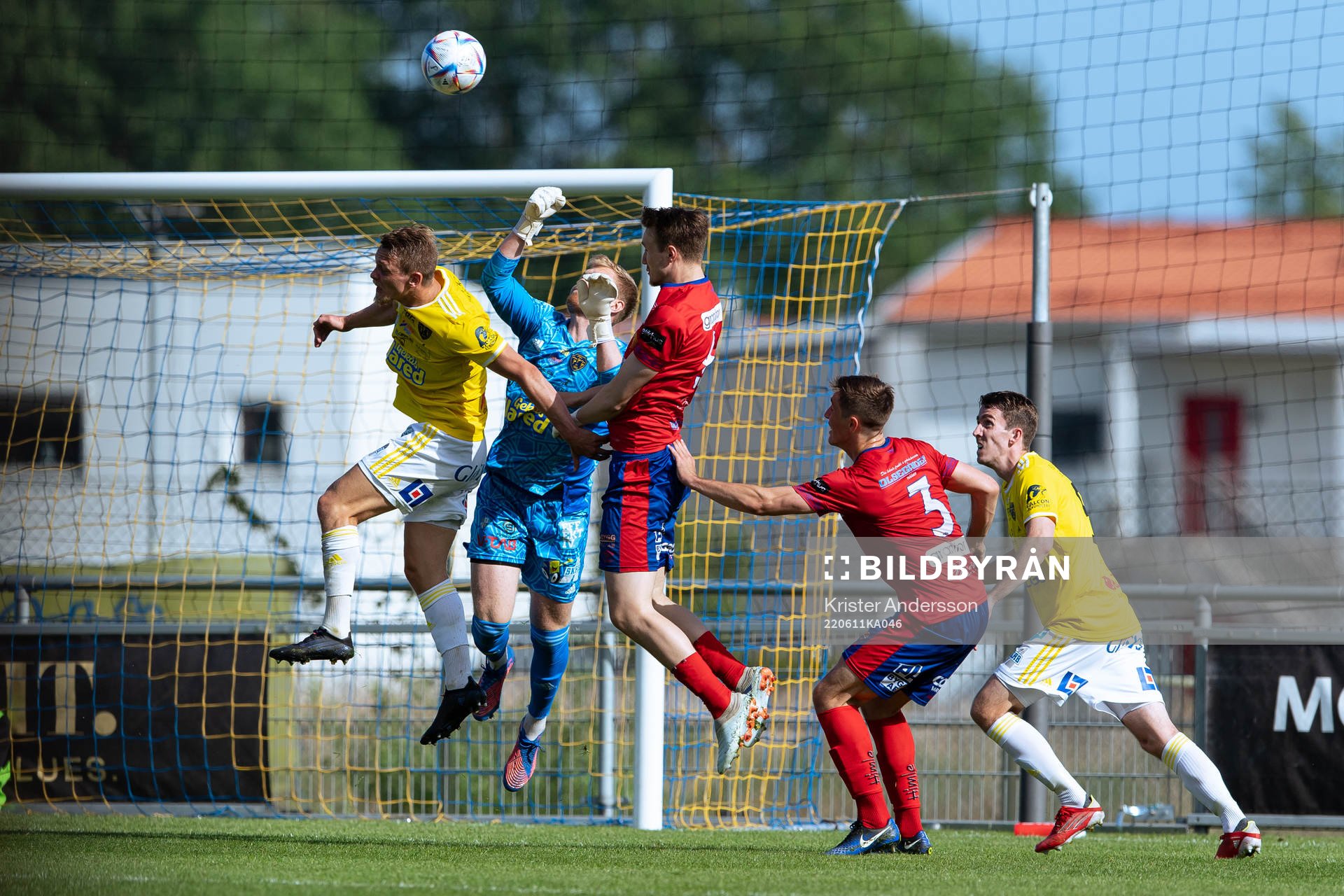Falkenbergs målvakt Tim Erlandsson boxar bort bollen