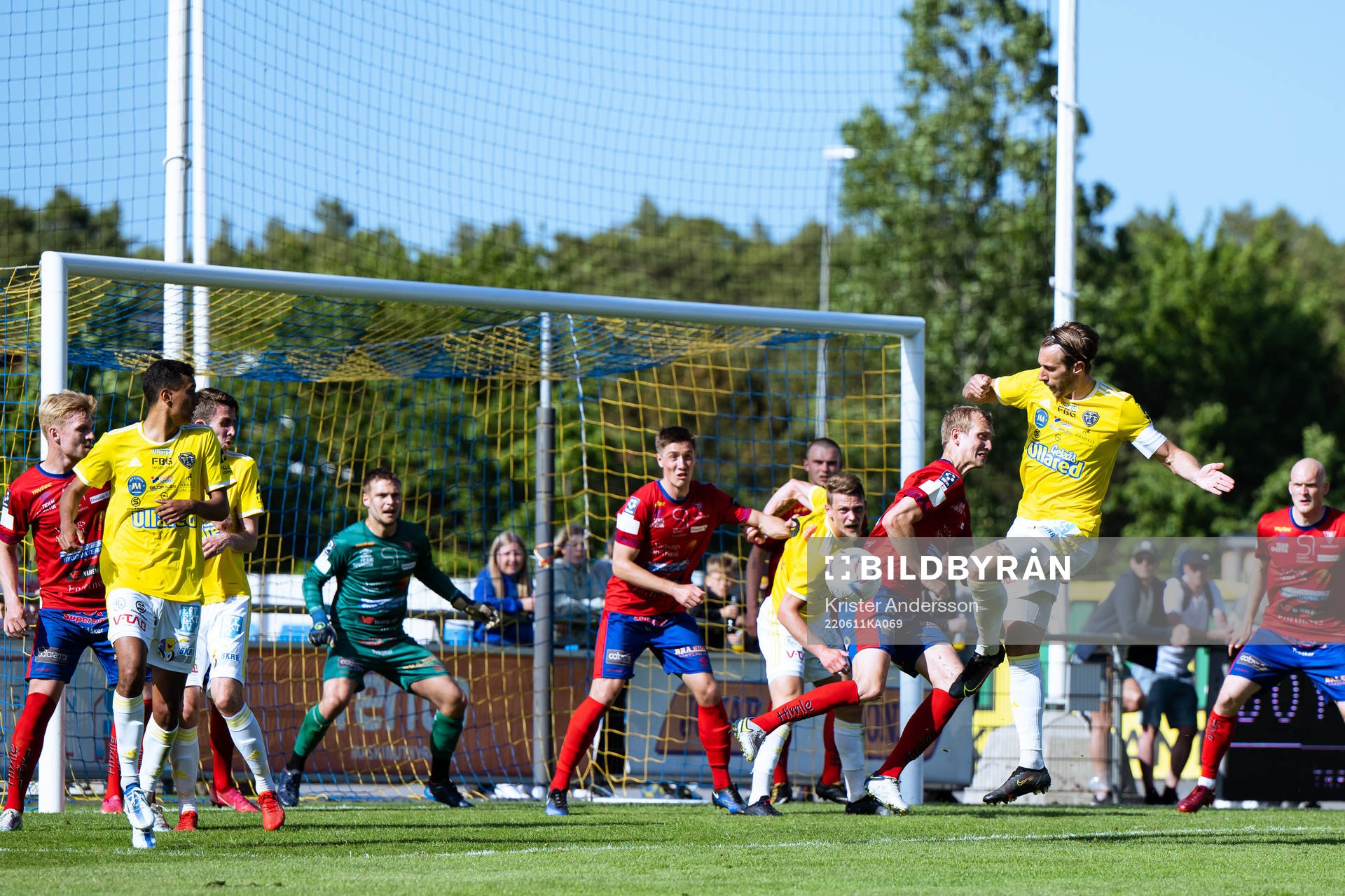 Falkenbergs Tobias Karlsson med målchans under fotbollsmatchen i Ettan södra mellan Falkenberg och Tvååker den 11 juni 2022 i Falkenberg.