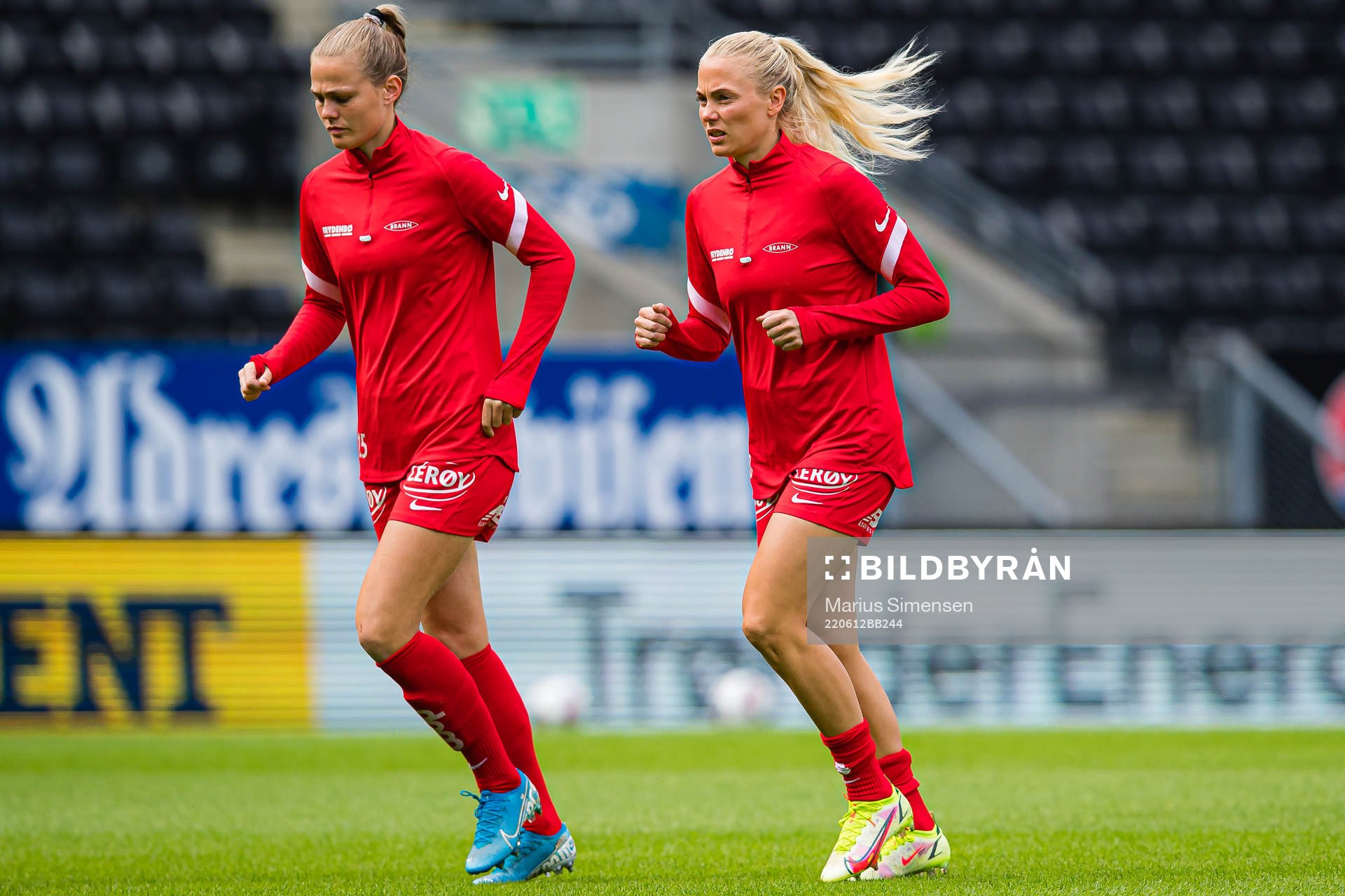Marthine Østenstad and Guro Bergsvand of Brann warms up