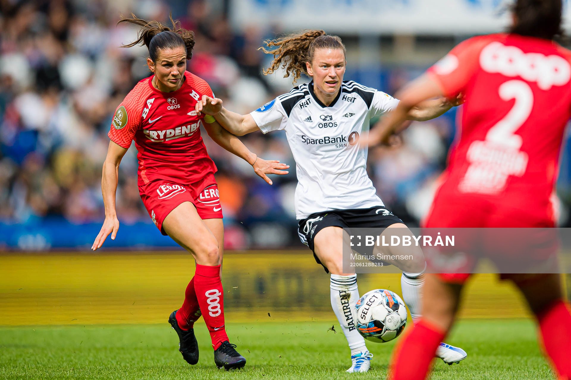 Tuva Hansen of Brann and Synne Skinnes Hansen of Rosenborg