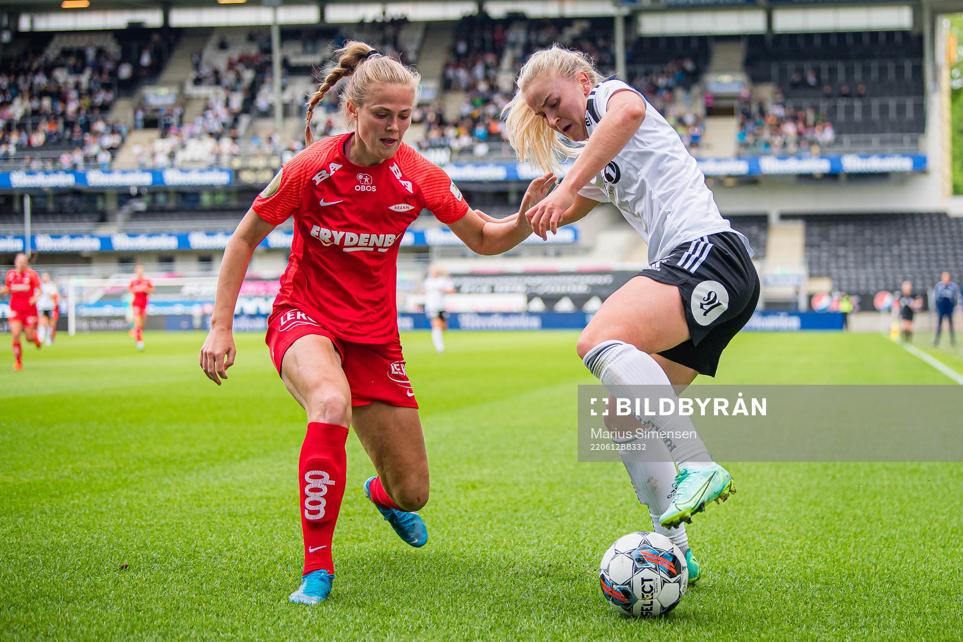 Marthine Østenstad of Brann and Anna Langås Jøsendal of