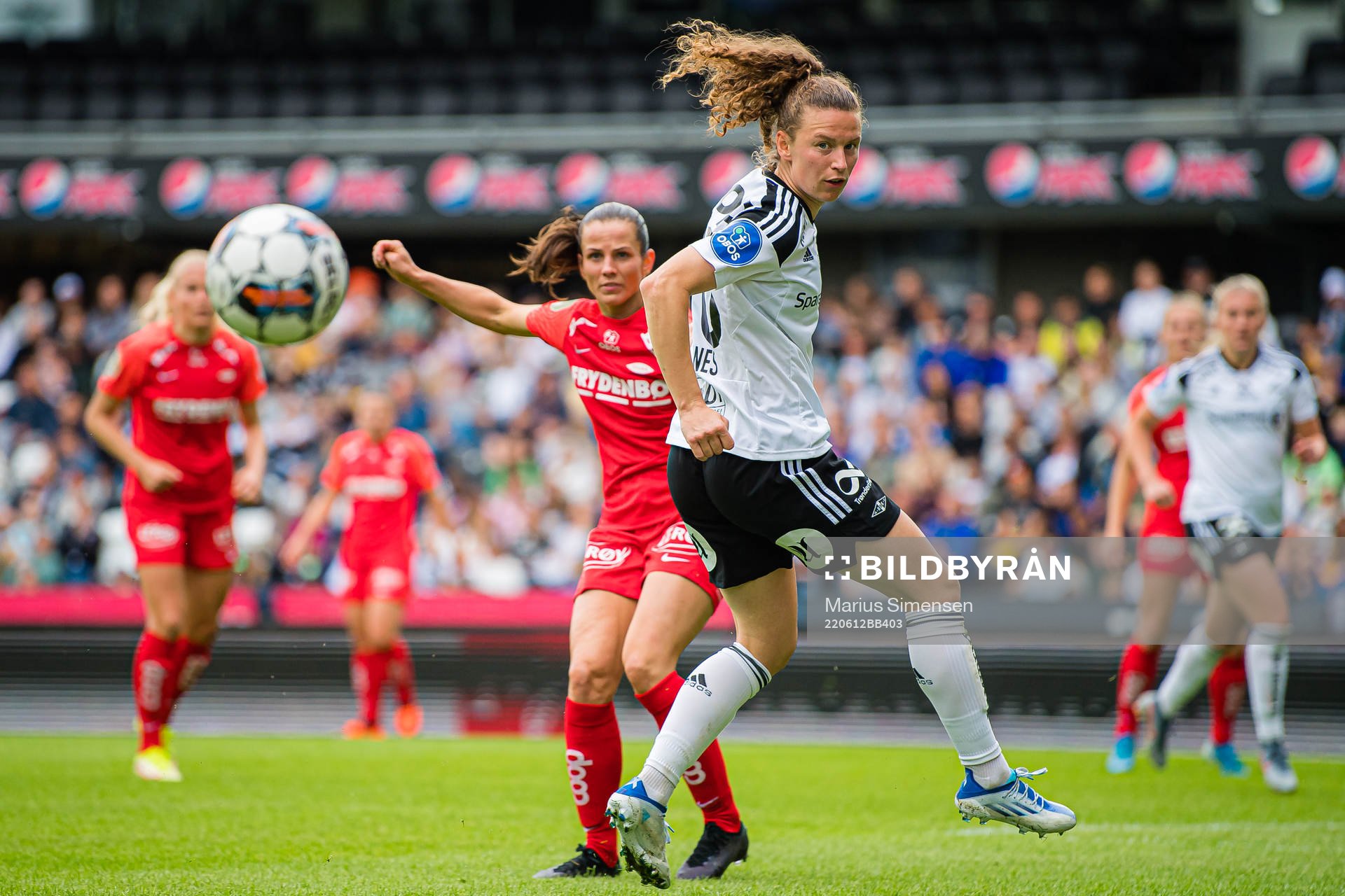 Tuva Hansen of Brann and Synne Skinnes Hansen of Rosenborg