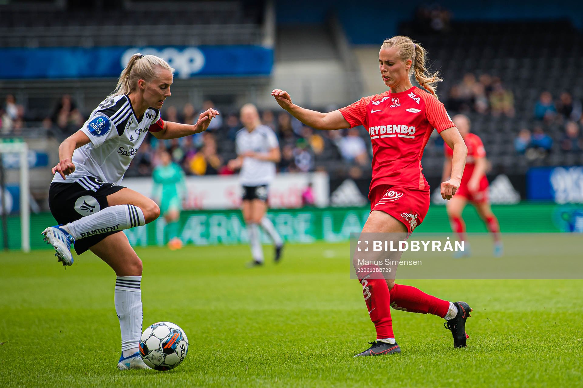 Mali Lilleås Næss of Rosenborg and Nora Eide Lie of Brann