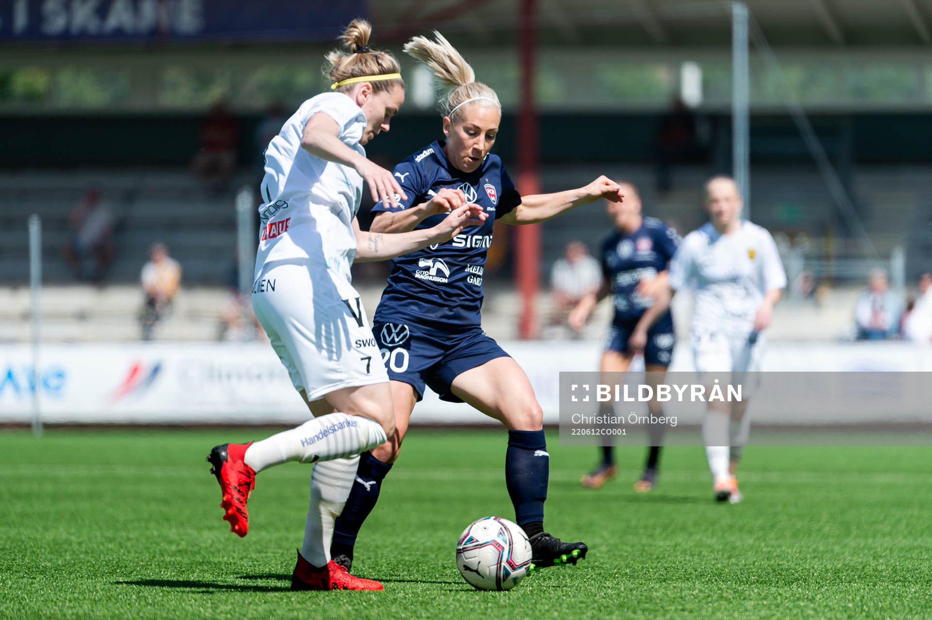 Umeås Lisa Dahlkvist och FC Rosengårds Mia Persson