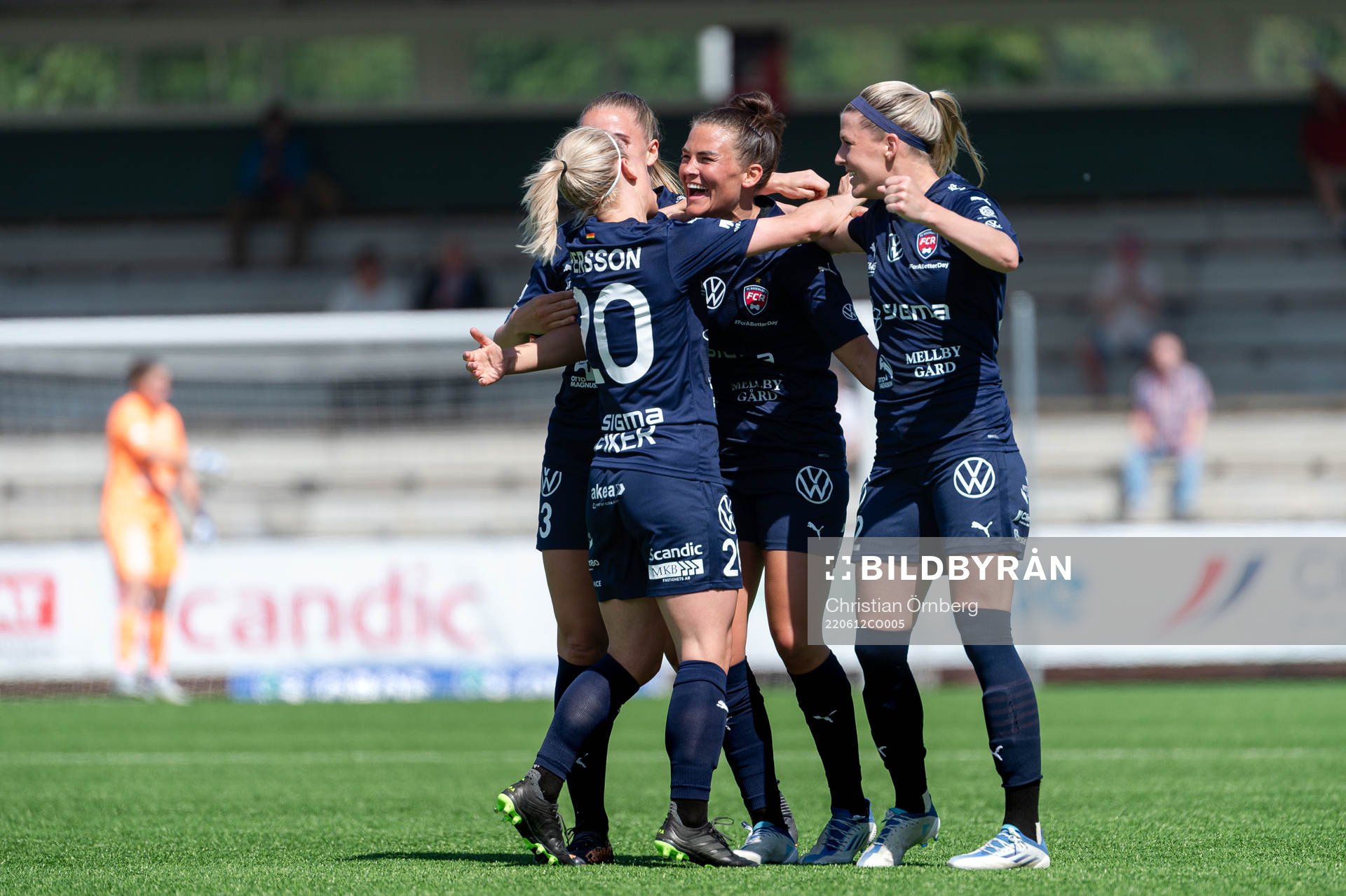 FC Rosengårds Katrine Veje jublar med Mia Persson och