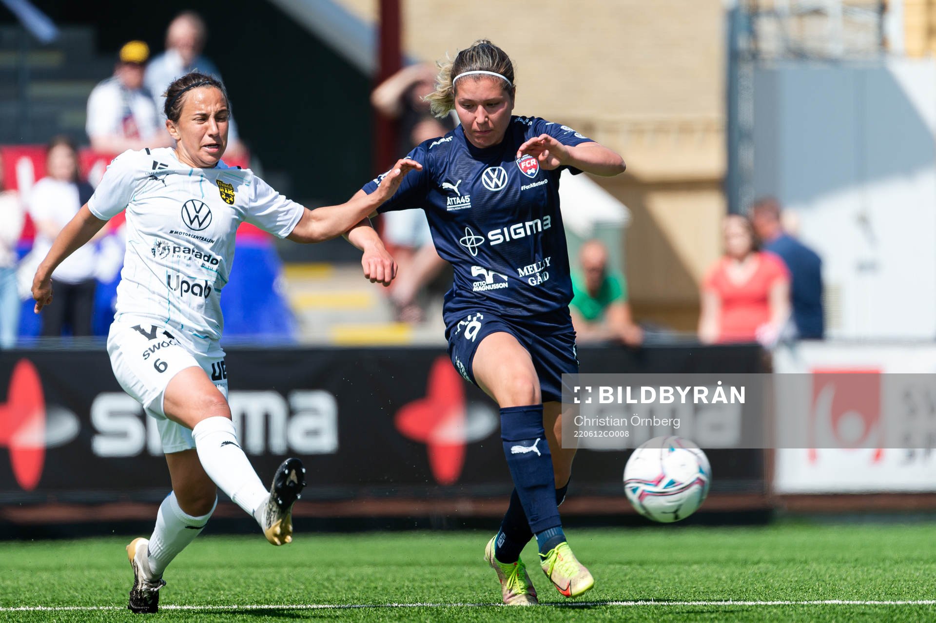 Umeås Briana Campos och FC Rosengårds Loreta Kullashi
