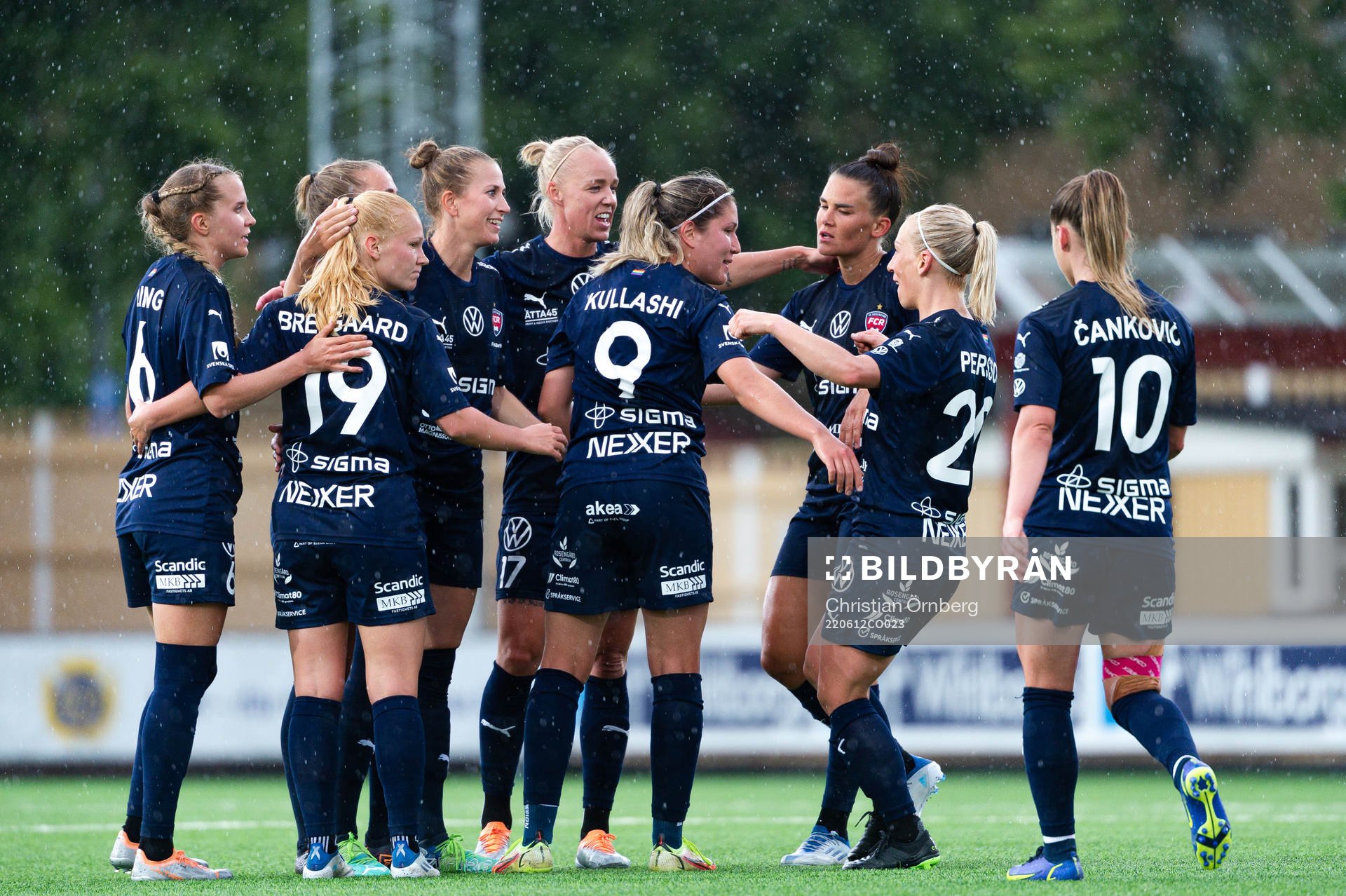FC Rosengårds spelare jublar med Loreta Kullashi