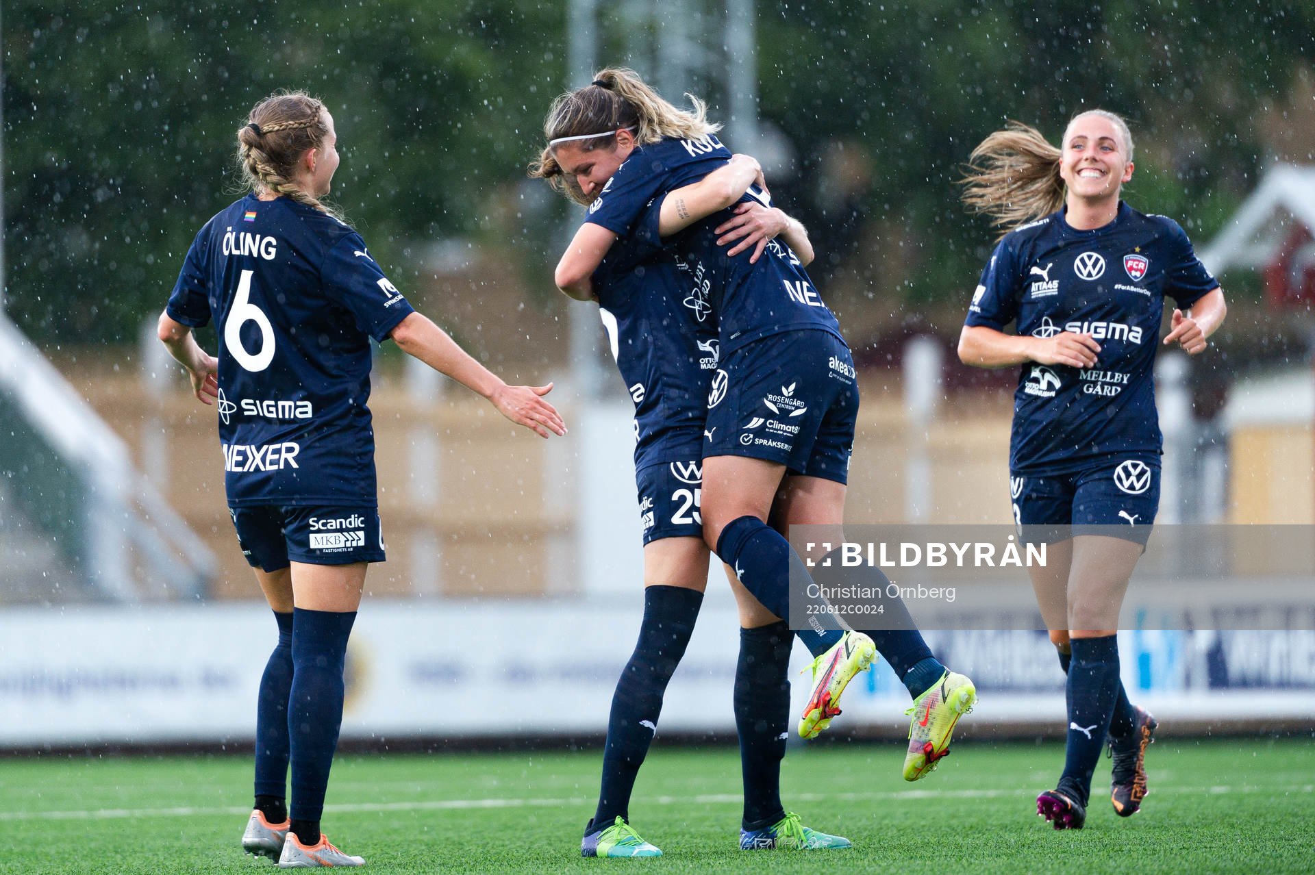 FC Rosengårds spelare jublar med Loreta Kullashi