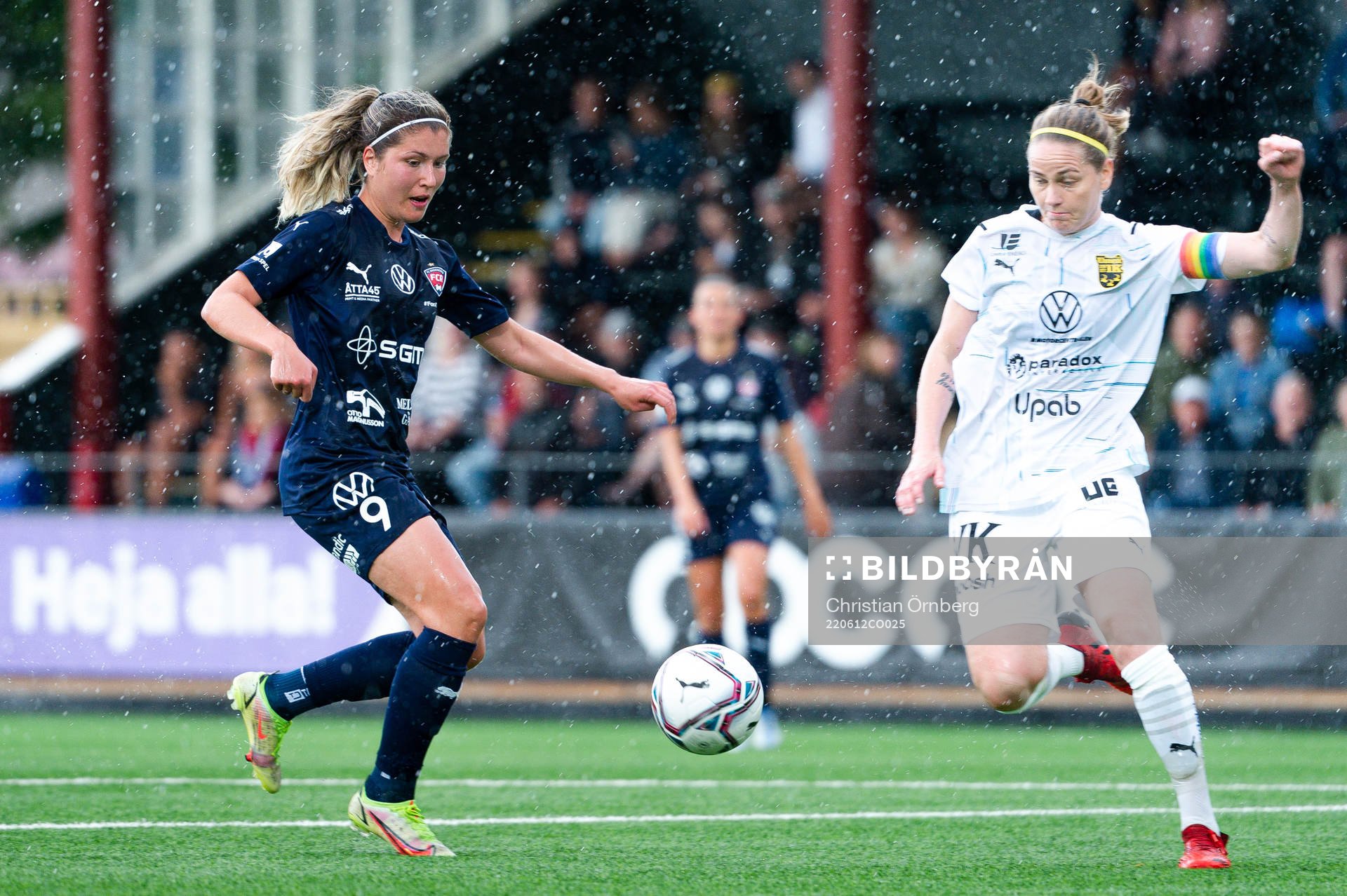 FC Rosengårds Loreta Kullashi och Umeås Lisa Dahlkvist under fotbollsmatchen i Damallsvenskan mellan FC Rosengård och Umeå den 12 juni 2022 i Malmö.