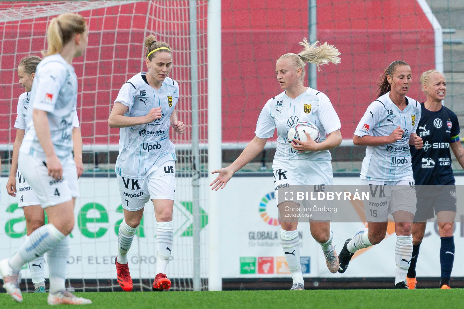Umeås Wilma Carlsson och Lisa Dahlkvist jublar