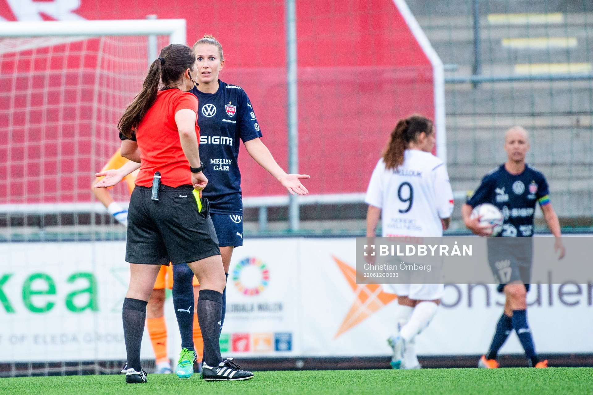 Rosengårds Emma Berglund får gult kort av domare Ulrica